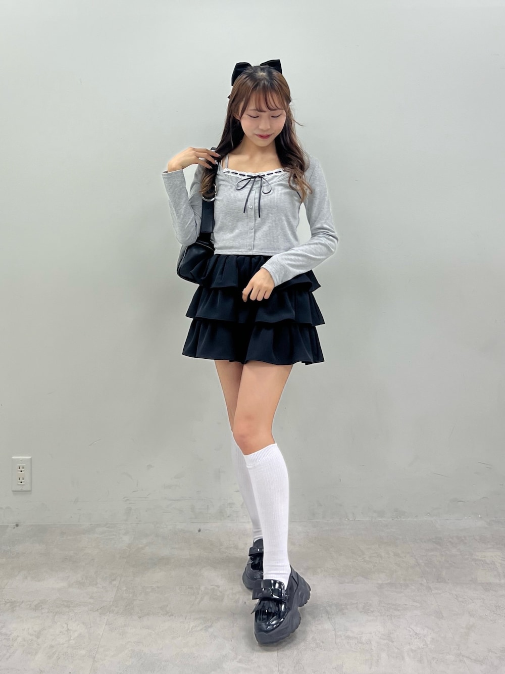 「ロンT、春コーデ、おでかけコーデ、大人かわいい、春、韓国ファッション、プチプラコーデ、グレー、レイヤード、プチプラ、低身長、骨格ストレート、オリーブ デ オリーブ(OLIVE des OLIVE)、モノトーン、カーディガンコーデ」｜「OLIVE des OLIVEのレイヤード風テレコトップス（Tシャツ/カットソー、グレー系）」を使った、Mitsukiさん（骨格ストレート・レディース・153cm）の春コーディネートの1枚目の写真