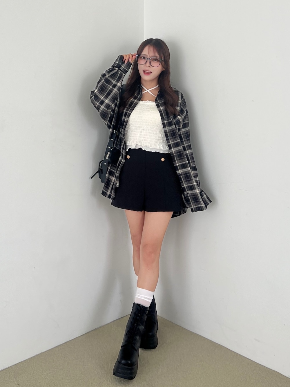 ブラック系のシャツ/ブラウス、ホワイト系のキャミソール、ブラック系のその他パンツを着用したレディースの秋コーディネートの1枚目の写真