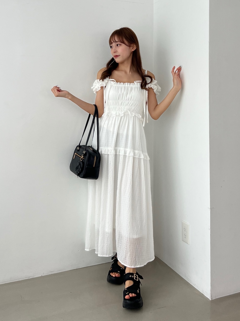 「ショルダーバッグ、お出かけコーデ、プチプラ、春夏コーデ、淡色コーデ、シンプルコーデ、ワンピース、韓国ファッション、オトナカワイイ、オリーブ デ オリーブ(OLIVE des OLIVE)、骨格ストレート、白、低身長、ロングワンピース、キャミワンピ」｜「OLIVE des OLIVEのフリルリボンキャミワンピ（ワンピース、ホワイト系）」を使った、Mitsukiさん（骨格ストレート・レディース・153cm）の春コーディネートの1枚目の写真