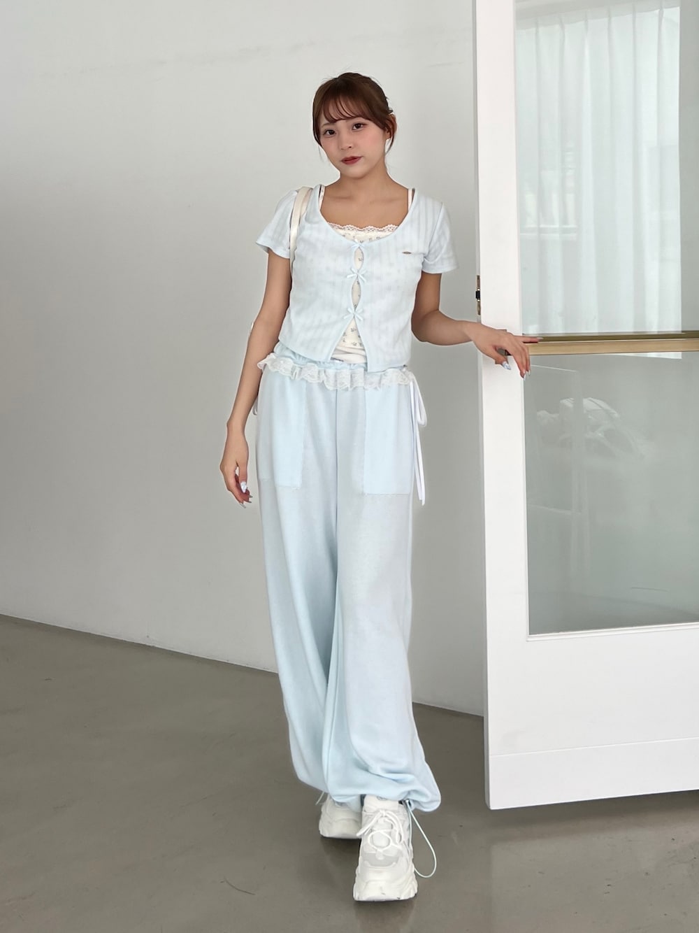「春色、春めき満開コーデ、スポーツミックス、淡色コーデ、韓国ファッション、オリーブ デ オリーブ(OLIVE des OLIVE)、プチプラ、骨格ストレート、スニーカー、休日スタイル、シアートップス、レイヤードスタイル、着回しコーデ、水色、スウェットパンツ」｜「OLIVE des OLIVEの映えリボンTee（Tシャツ/カットソー、ブルー系）」を使った、Mitsukiさん（骨格ストレート・レディース・153cm）の春コーディネートの1枚目の写真