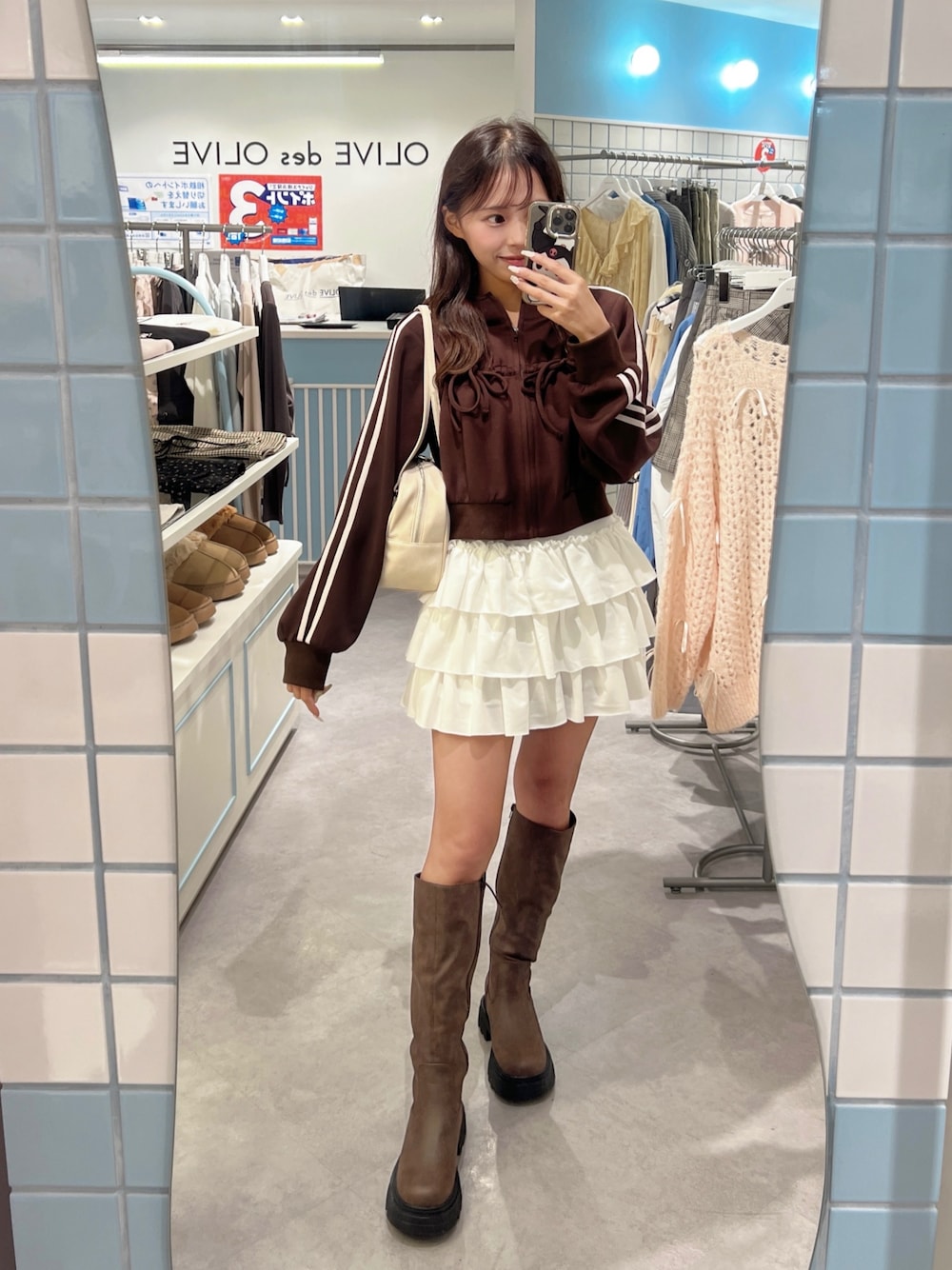 「秋っぽコーデ更新中、パステルカラー、プチプラ、デートコーデ、スウェット、ショルダーバッグ、ブラウン、韓国ファッション、低身長、ロングブーツ、ミニスカート」｜「OLIVE des OLIVEの胸ドロストパーカー（Tシャツ/カットソー、ブラウン系）」を使った、Mitsukiさん（レディース・153cm）の秋コーディネートの1枚目の写真