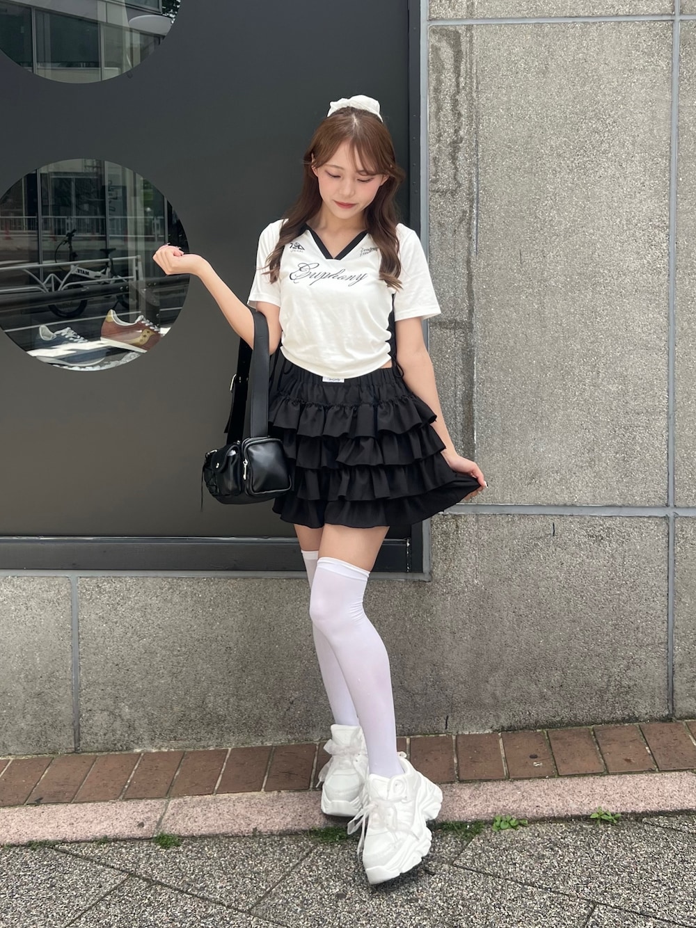「柄シャツ、白Tシャツ、低身長、骨格ストレート、オリーブ デ オリーブ(OLIVE des OLIVE)、プチプラ、韓国ファッション、ショルダーバッグ、ミニスカート、スニーカー、休日スタイル、お出かけコーデ、低身長コーデ、スポーツミックス、モノトーン」｜「OLIVE des OLIVEの【細見え/着回し万能◎】ラインドロストTシャツ（Tシャツ/カットソー、ホワイト系）」を使った、Mitsukiさん（骨格ストレート・レディース・153cm）の春コーディネートの1枚目の写真