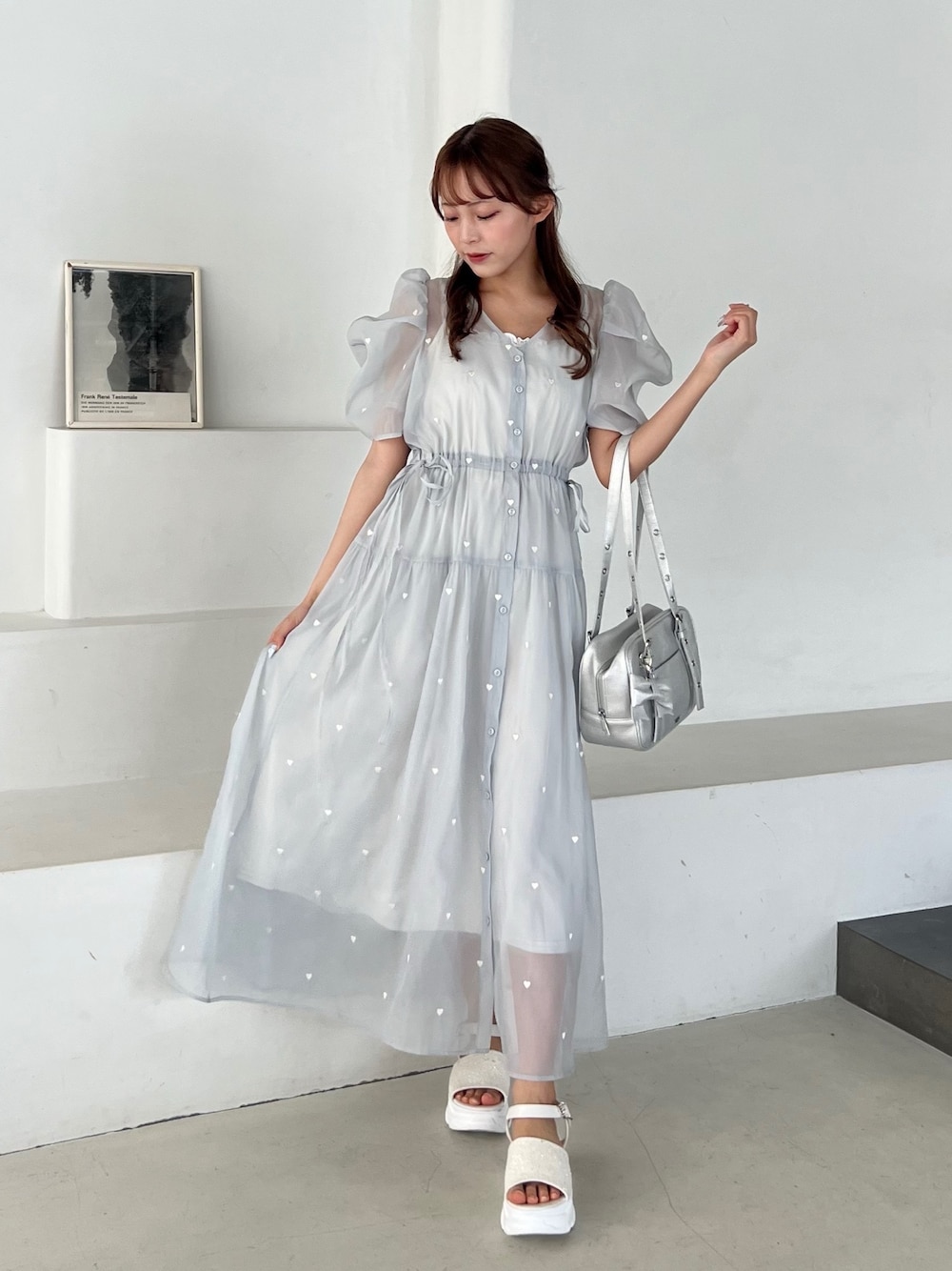 「レイヤードスタイル、韓国ファッション、最近のいい感じコーデ、大人カジュアル、春夏コーデ、淡色コーデ、シンプルコーデ、ワンピース、低身長、オリーブ デ オリーブ(OLIVE des OLIVE)、骨格ストレート、プチプラ、ミニスカート、サンダル、お出かけコーデ」｜「OLIVE des OLIVEのハート刺繍ワンピース（ワンピース、ブルー系）」を使った、Mitsukiさん（骨格ストレート・レディース・153cm）の春コーディネートの1枚目の写真