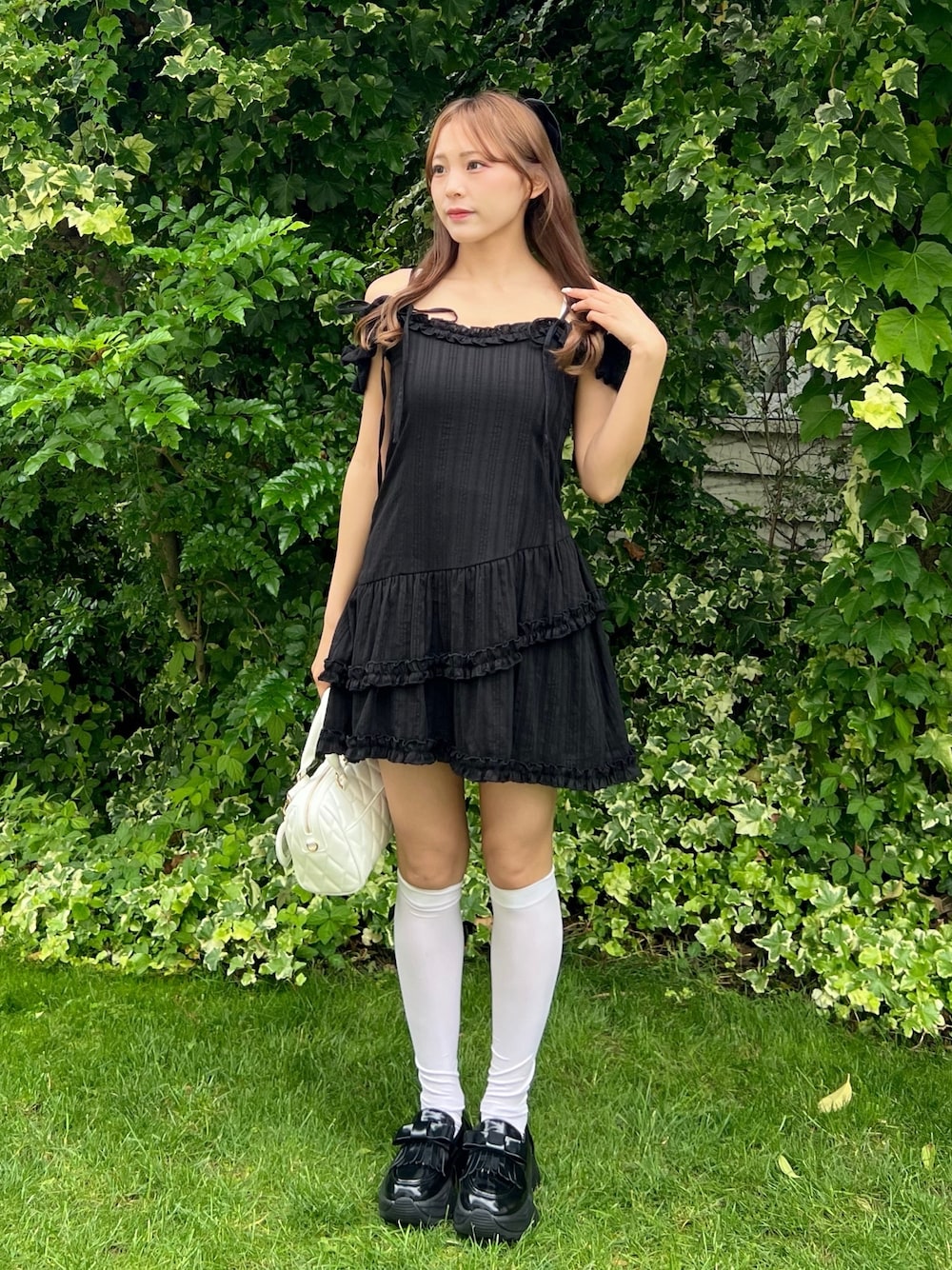 「リボン、プチプラ、雨の日コーデ、デートコーデ、ワンピース、ミニスカート、夏コーデ、韓国ファッション、ワンピーススタイル、大人かわいい、オリーブ デ オリーブ(OLIVE des OLIVE)、低身長、ミニワンピ、ブラック、ガーリー」｜「OLIVE des OLIVEのフリルキャミチュニック（キャミソール、ブラック系）」を使った、Mitsukiさん（骨格ストレート・レディース・153cm）の夏コーディネートの1枚目の写真