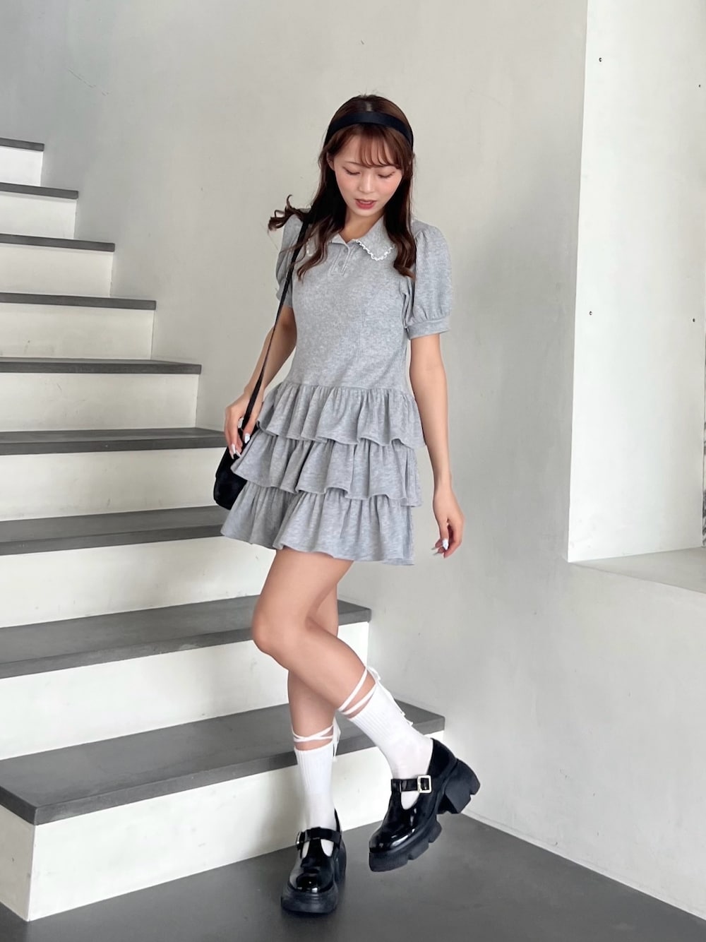 「ショルダーバッグ、春めき満開コーデ、ワンピース、春色、ミニスカート、モノトーン、プチプラ、ローファー、オリーブ デ オリーブ(OLIVE des OLIVE)、骨格ストレート、低身長、韓国ファッション、デートコーデ、ミニワンピ、淡色コーデ」｜「OLIVE des OLIVEのティアードミニカットワンピ（ワンピース、グレー系）」を使った、Mitsukiさん（骨格ストレート・レディース・153cm）の春コーディネートの1枚目の写真