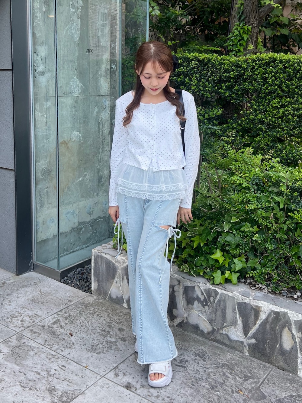 「レイヤードスタイル、ワイドパンツ、サンダル、韓国ファッション、春夏コーデ、ドット、オリーブ デ オリーブ(OLIVE des OLIVE)、骨格ストレート、低身長、プチプラ、デニム、デニムパンツ、きれいめカジュアル、休日スタイル、低身長コーデ」｜「OLIVE des OLIVEのレースキャミ×カーデ　アンサンブル（カーディガン/ボレロ、ホワイト系）」を使った、Mitsukiさん（骨格ストレート・レディース・153cm）の春コーディネートの1枚目の写真