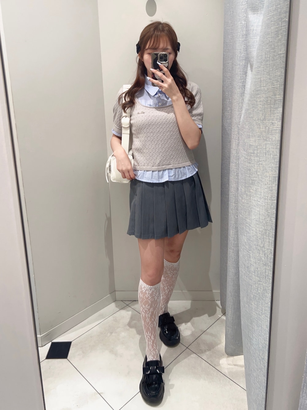 「春色、春めき満開コーデ、スポーツミックス、淡色コーデ、韓国ファッション、レイヤードスタイル、低身長、プチプラ、骨格ストレート、オリーブ デ オリーブ(OLIVE des OLIVE)、休日スタイル、デートコーデ、お出かけコーデ、ミニスカート、ストライプシャツ」｜「OLIVE des OLIVEのシャツレーヤードニット（シャツ/ブラウス、グレー系）」を使った、Mitsukiさん（骨格ストレート・レディース・153cm）の春コーディネートの1枚目の写真