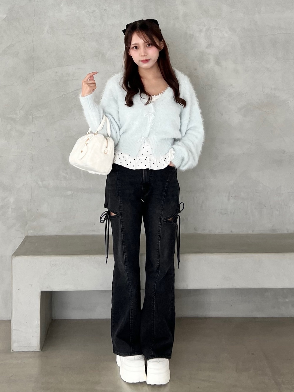 ブルー系のカーディガン/ボレロ、ホワイト系のキャミソール、ホワイト系のショルダーバッグを着用したレディースの秋コーディネートの1枚目の写真