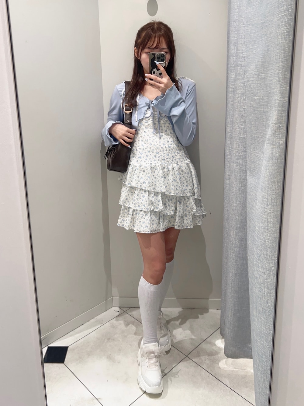 「春コーデ、シアートップス、春服、ワンピース、ミニワンピ、お出かけコーデ、きれいめコーデ、春カラー、パステルカラー、オリーブ デ オリーブ(OLIVE des OLIVE)、骨格ストレート、ブルー、花柄、休日スタイル、韓国ファッション」｜「OLIVE des OLIVEのフリルキャミワンピースとボレロのセット（ワンピース、ブルー系）」を使った、Mitsukiさん（骨格ストレート・レディース・153cm）の春コーディネートの1枚目の写真