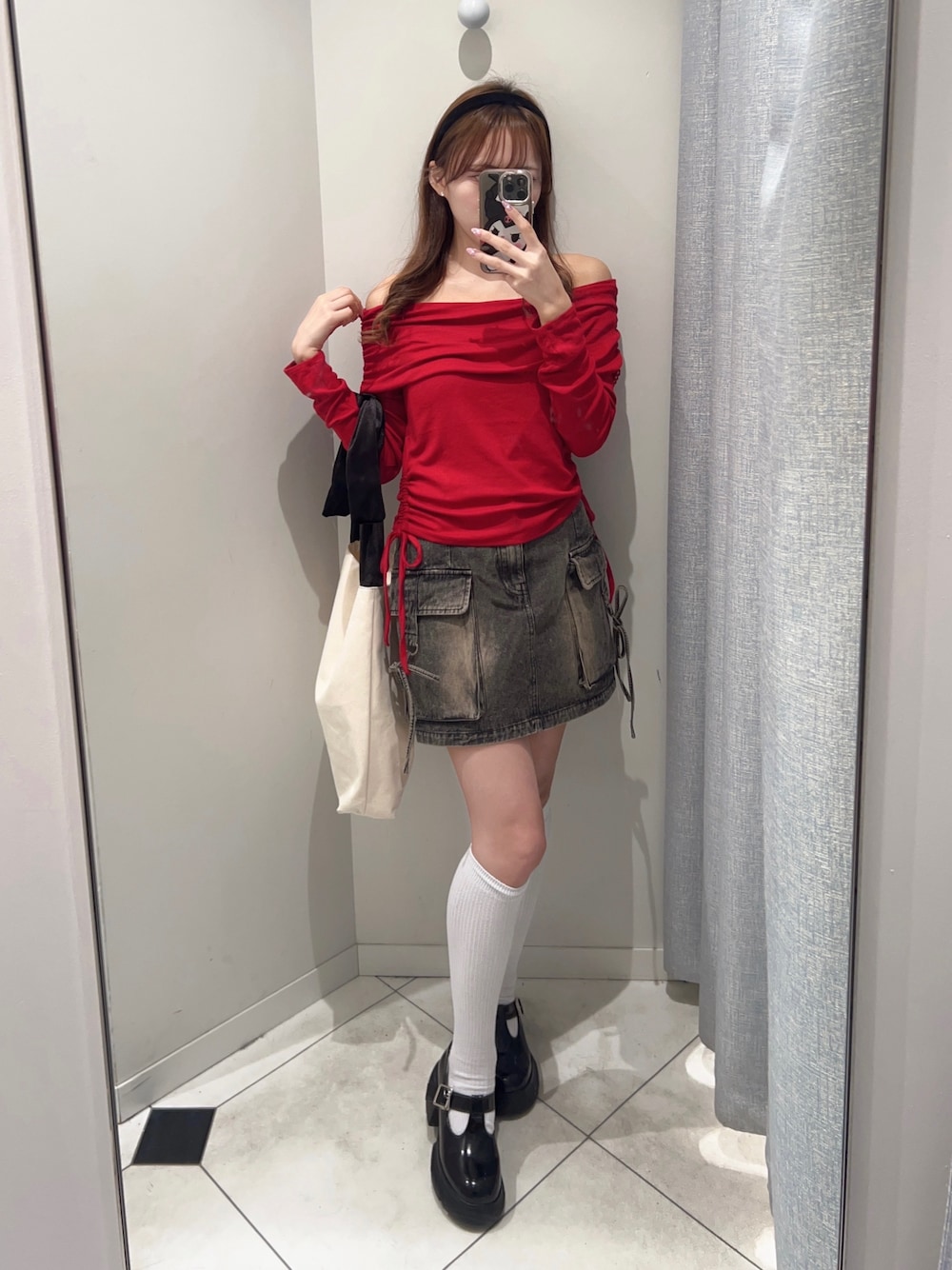「プチプラ、春色、今日のコーデ、春服コーデ、赤、オフショル、オリーブ デ オリーブ(OLIVE des OLIVE)、骨格ストレート、低身長、春先取り、お出かけコーデ、大人かわいい、カラーコーデ、春服みてみて、着回しコーデ」｜「OLIVE des OLIVEのピコレースオフショルトップス（Tシャツ/カットソー、レッド系）」を使った、Mitsukiさん（骨格ストレート・レディース・153cm）の春コーディネートの1枚目の写真