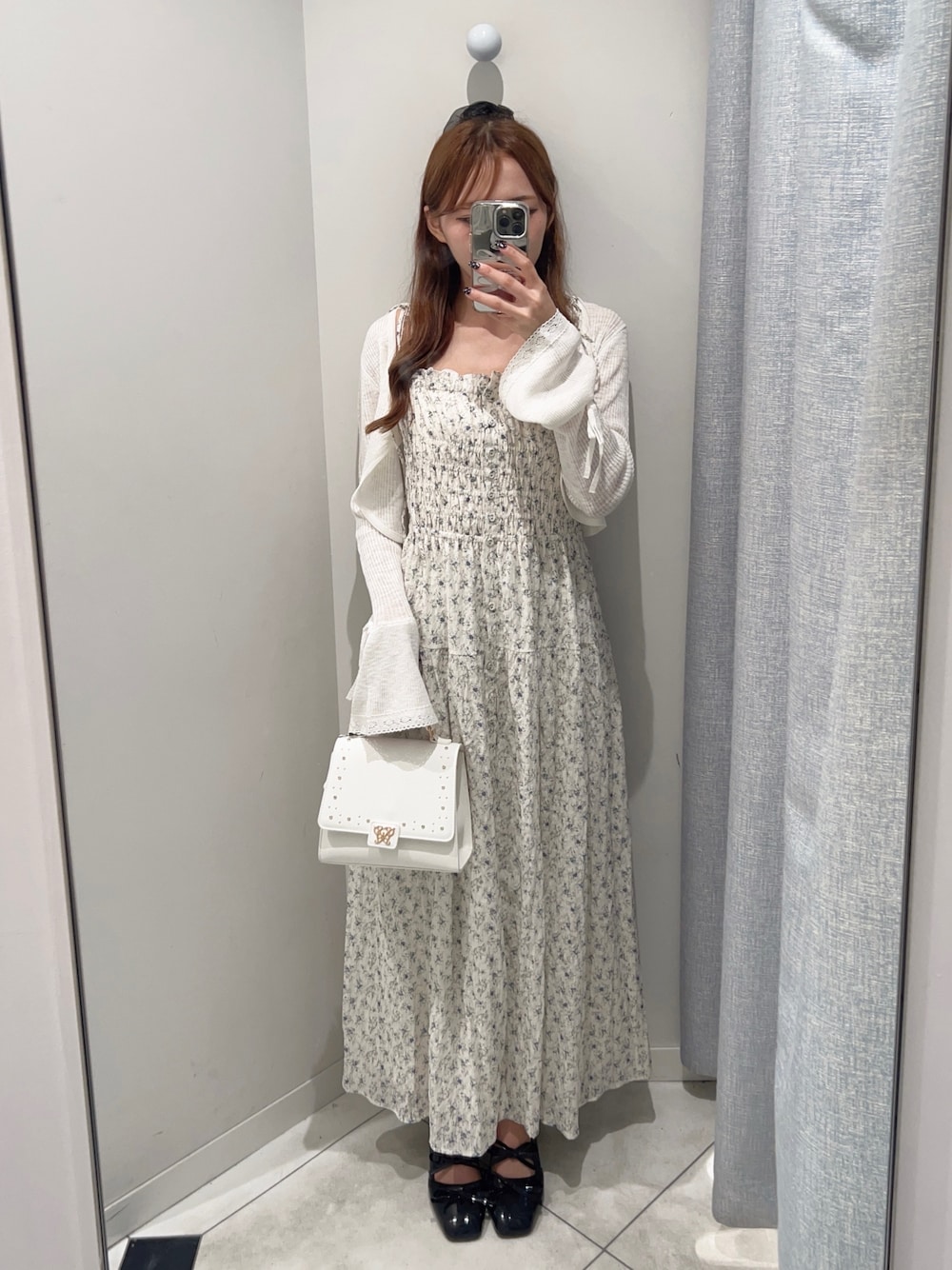 「オリーブ デ オリーブ(OLIVE des OLIVE)、骨格ストレート、低身長、韓国ファッション、プチプラ、ロングワンピース、カーディガン、ショルダーバッグ、シアートップス、お出かけコーデ、低身長コーデ、リボン、ロングスカート、デートコーデ、ワンピース」｜「OLIVE des OLIVEの前あきシャーリングキャミワンピ（ワンピース、ホワイト系）」を使った、Mitsukiさん（骨格ストレート・レディース・153cm）の春コーディネートの1枚目の写真