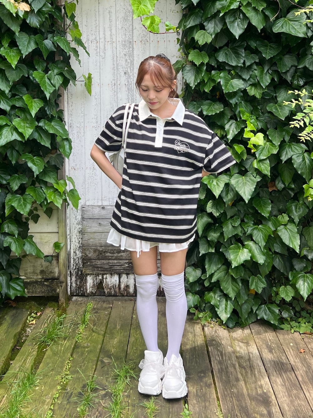 「柄シャツ、モノトーン、スポーツミックス、お出かけコーデ、低身長コーデ、シャツスタイル、オリーブ デ オリーブ(OLIVE des OLIVE)、韓国ファッション、骨格ストレート、プチプラ、ショルダーバッグ、雨の日コーデ、ボーダー、ミニスカート、黒Tシャツ」｜「OLIVE des OLIVEのマルチボーダーラガーシャツ（ポロシャツ、ブラック系）」を使った、Mitsukiさん（骨格ストレート・レディース・153cm）の春コーディネートの1枚目の写真