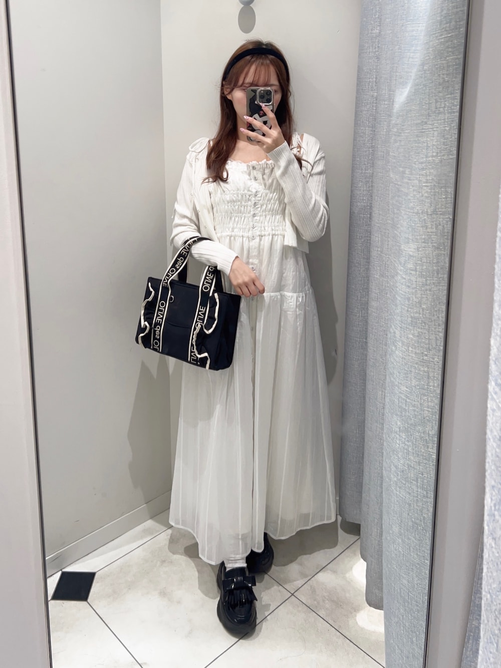 「プチプラ、シアートップス、春服コーデ、着回しコーデ、休日、スカートコーデ、春色、骨格ストレート、オリーブ デ オリーブ(OLIVE des OLIVE)、低身長、ワンピース、ガーリーコーデ、韓国ファッション、ワンピーススタイル、白」｜「OLIVE des OLIVEの前あきシャーリングキャミワンピ（ワンピース、ホワイト系）」を使った、Mitsukiさん（骨格ストレート・レディース・153cm）の春コーディネートの1枚目の写真