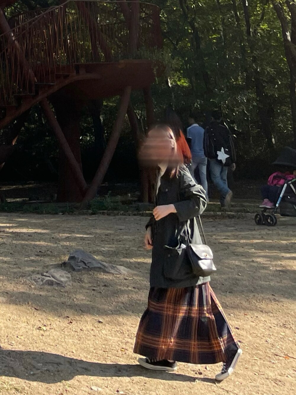 「barbour、COACH、oldcoach、coen、converse、チェックスカート、スニーカー、古着MIX、秋のコーデ、カジュアル、バブアー」｜「Barbourのアイテム（ジャケット/アウター、グリーン系）」を使った、まるかなさん（レディース・158cm）の秋コーディネートの1枚目の写真