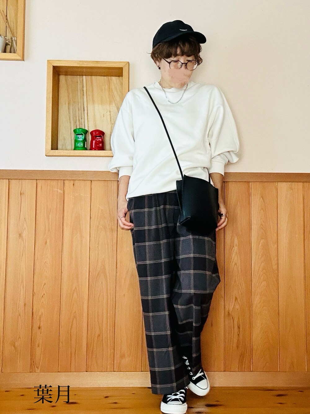 「シンプルコーデ、カジュアル、プチプラ、着回しコーデ、低身長、スウェット、チェックパンツ、ワイドパンツ、ベロア、コンバース、キャップ、ショルダーバッグ、シルバーアクセサリー」｜「CONVERSEのコンバース オールスター 100 ベルベット オックス レディース メンズ スニーカー ローカット 100周年 限定品 CONV100 VELVET OX（スニーカー、ブラック系）」を使った、葉月さん（レディース・154cm）の秋コーディネートの1枚目の写真