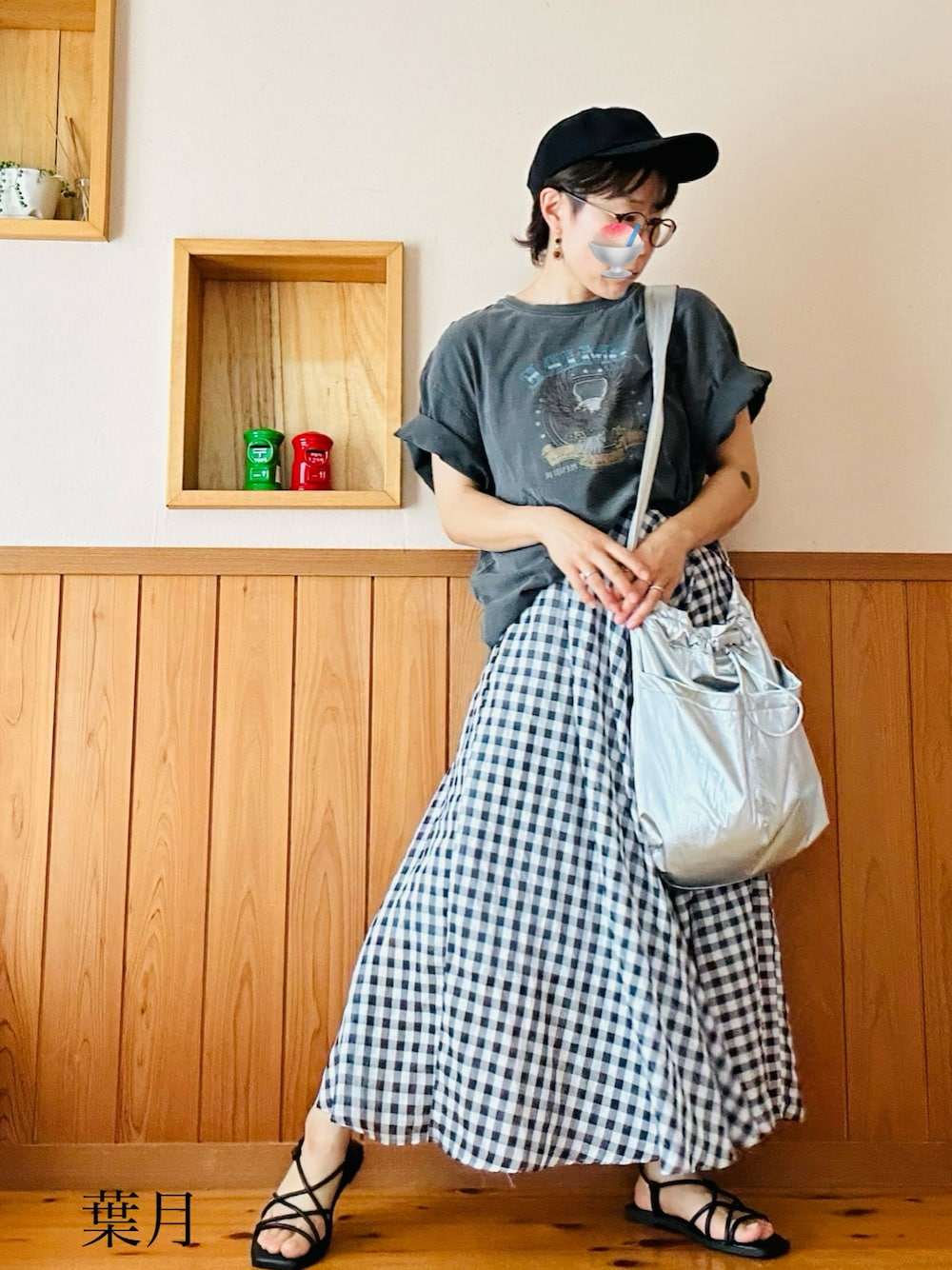 「真夏のかき氷フェス、カジュアルガーリー、シンプルコーデ、プチプラ、低身長、着回しコーデ、プリントT、ギンガムチェック、ロングスカート、ナローストラップサンダル、キャップ、ショルダーバッグ」｜「しまむらのアイテム（Tシャツ/カットソー、ブラック系）」を使った、葉月さん（レディース・154cm）の夏コーディネートの1枚目の写真