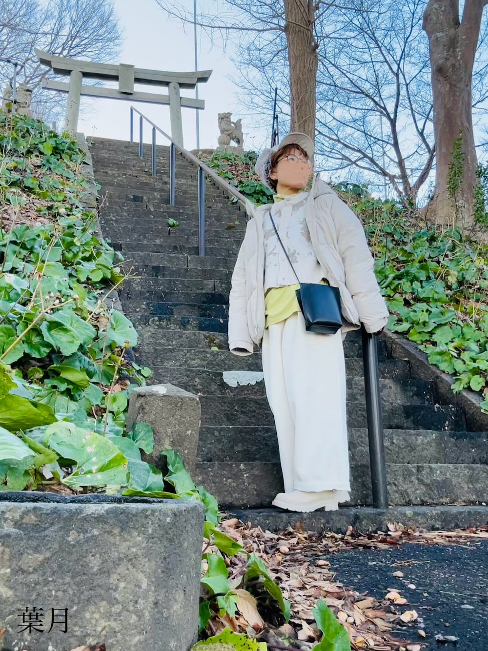 ホワイト系のカーディガン/ボレロ、ベージュ系のブーツを着用したレディースの冬コーディネートの1枚目の写真