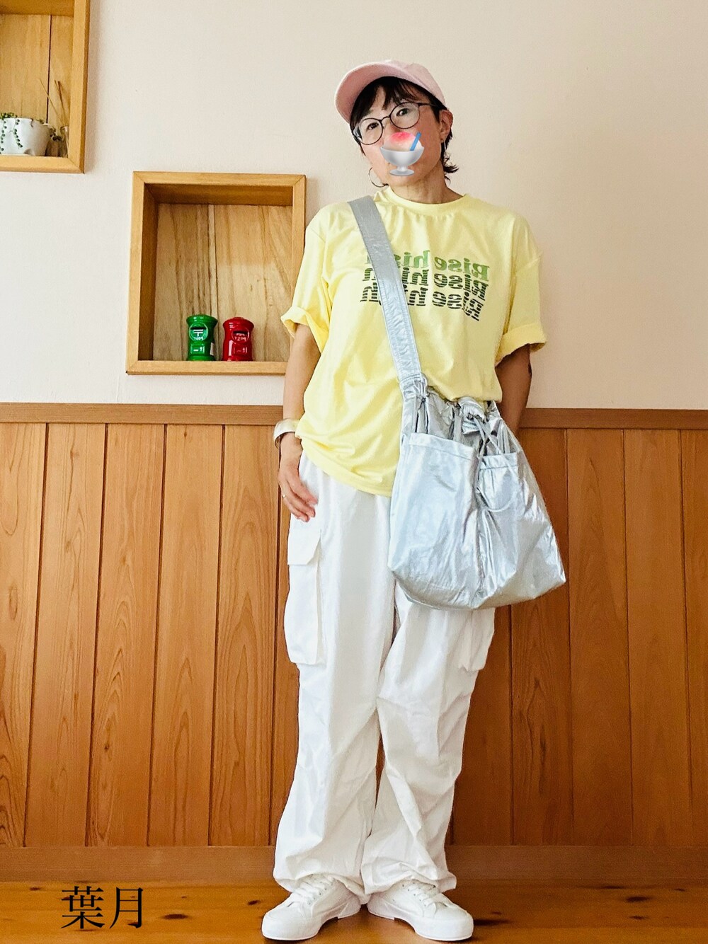 「真夏のかき氷フェス、カジュアル、プチプラ、低身長、着回しコーデ、ロゴT、カーゴパンツ、パラシュートパンツ、スニーカー、キャップ、シルバーバッグ、ショルダーバッグ」｜「GUのアイテム（カーゴパンツ、ホワイト系）」を使った、葉月さん（レディース・154cm）の夏コーディネートの1枚目の写真