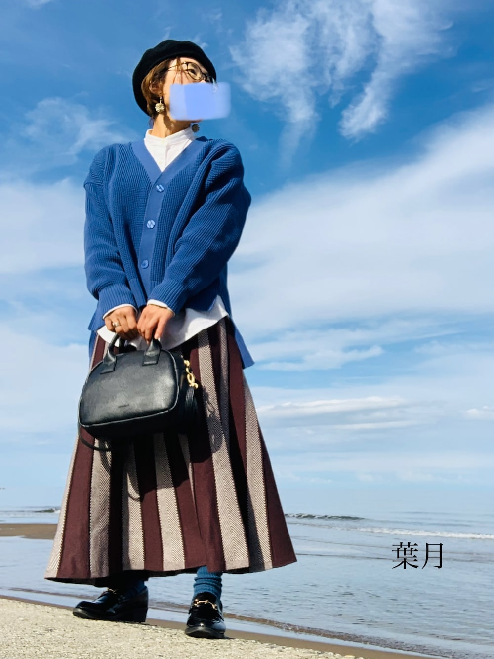 「秋コーデ、レイヤードスタイル、プチプラ、低身長、着回しコーデ、カーディガン、バンドカラーシャツ、ニットスカート、ベレー帽、カフェ」｜「chocol raffine robeのアイテム（カーディガン/ボレロ、ブルー系）」を使った、葉月さん（レディース・154cm）の秋コーディネートの1枚目の写真