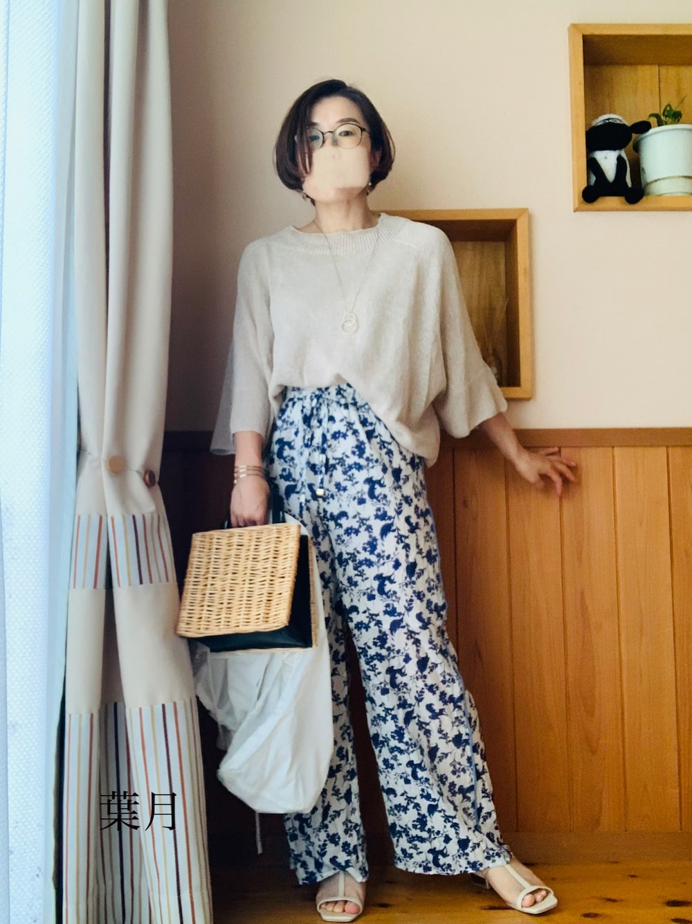 ベージュ系のニット/セーター、ホワイト系のその他パンツ、その他のかごバッグを着用したレディースの夏コーディネートの1枚目の写真