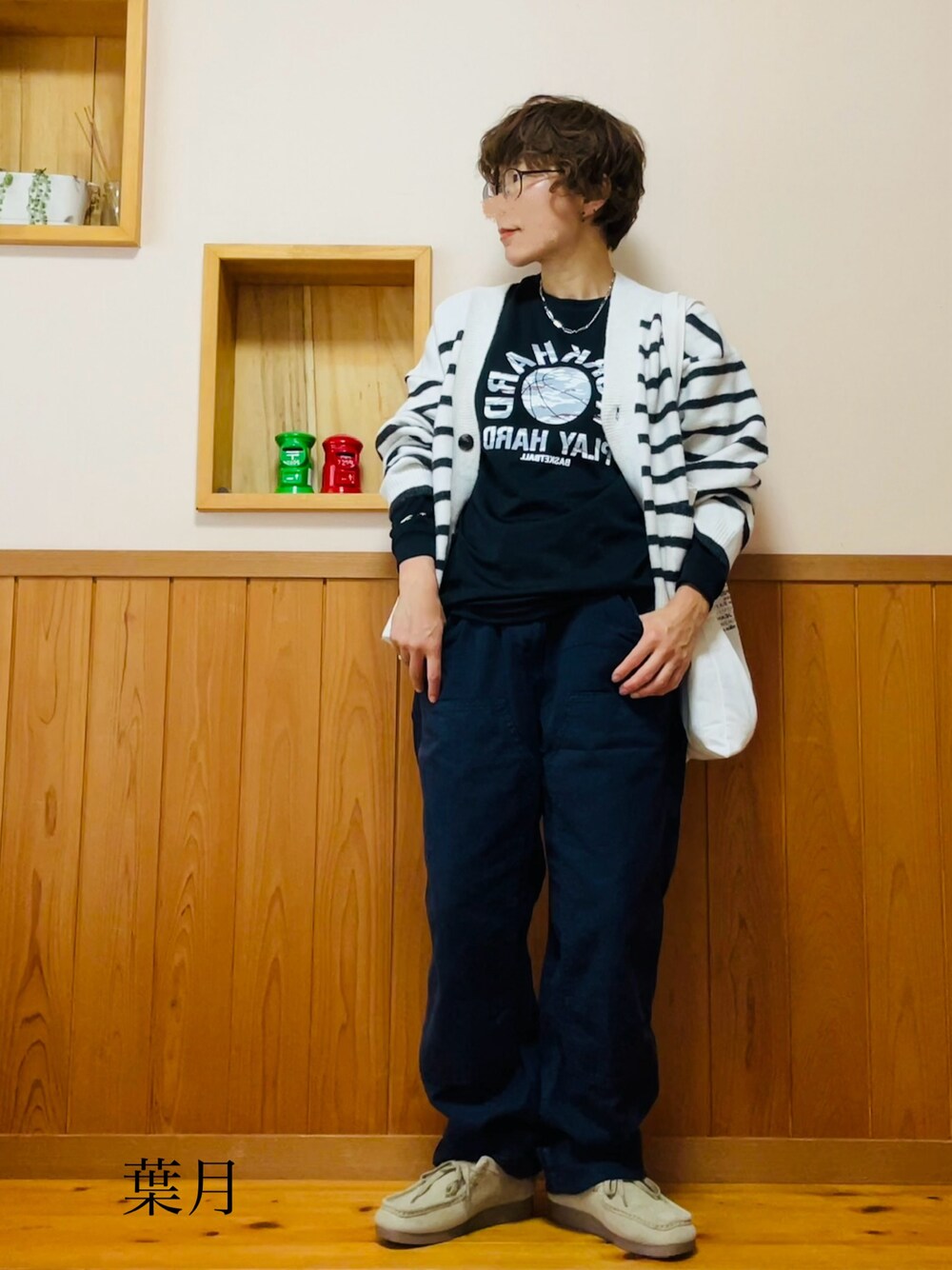 ホワイト系のカーディガン/ボレロ、ベージュ系のモカシン/デッキシューズ、シルバー系のネックレスを着用したレディースの秋コーディネートの1枚目の写真