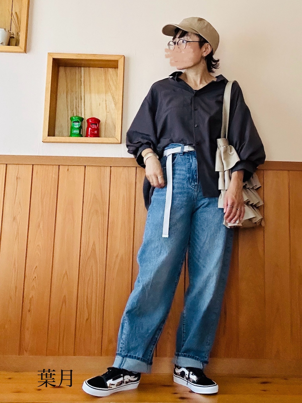 「秋っぽコーデ更新中、カジュアル、シンプルコーデ、プチプラ、低身長、着回しコーデ、ボリュームスリーブ、シャツスタイル、ワイドデニム、オールドスクール、カウ柄、キャップ、フリルバッグ」｜「しまむらのアイテム（デニムパンツ、ブルー系）」を使った、葉月さん（レディース・154cm）の秋コーディネートの1枚目の写真
