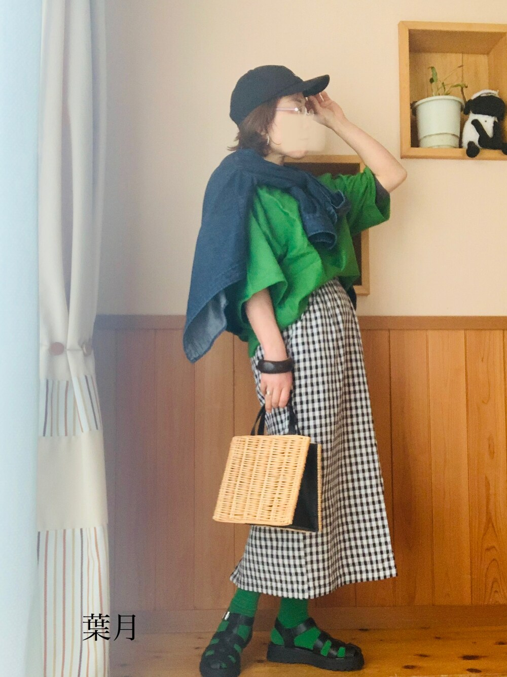 ブルー系のシャツ/ブラウス、グリーン系のTシャツ/カットソー、その他のかごバッグを着用したレディースの春コーディネートの1枚目の写真