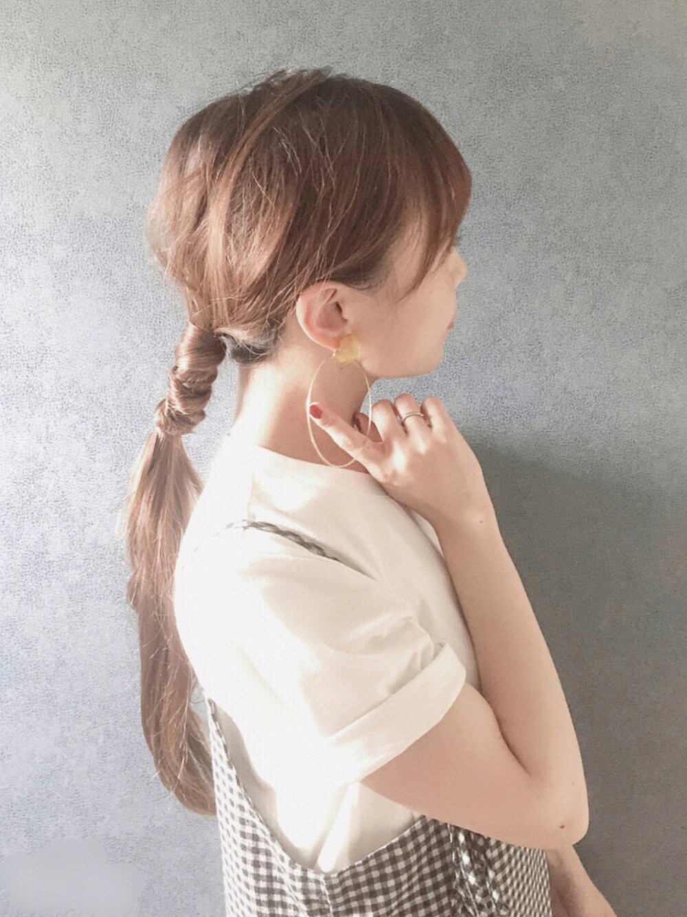 「ヘアアレンジ、ローポニーテール、大人カジュアル、モノトーン、シンプル、キャミワンピ、キャミワンピース、ギンガムチェック、フープピアス」｜「HOWDY.のアイテム（Tシャツ/カットソー、ホワイト系）」を使った、ᴍ ᴀ ʀ ɪ  さん（レディース・157cm）の夏コーディネートの1枚目の写真