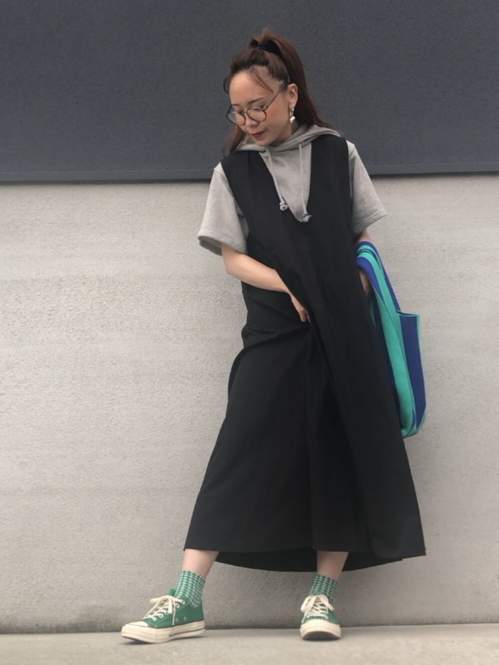 グレー系のシャツ/ブラウス、グレー系のスウェット、グリーン系のスニーカーを着用したレディースの春コーディネートの1枚目の写真