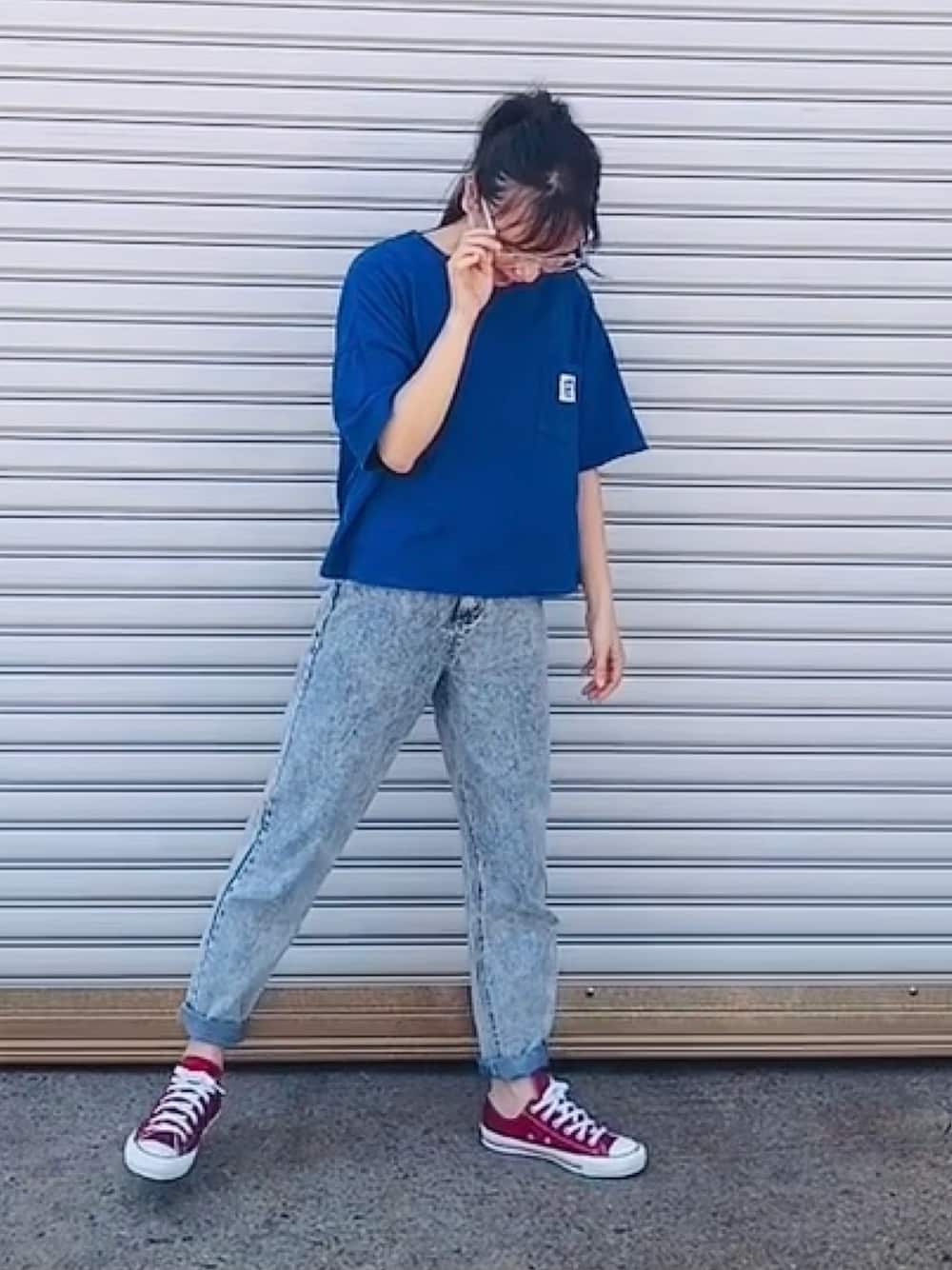 ブルー系のTシャツ/カットソー、ブルー系のデニムパンツ、レッド系のスニーカーを着用したレディースの夏コーディネートの1枚目の写真