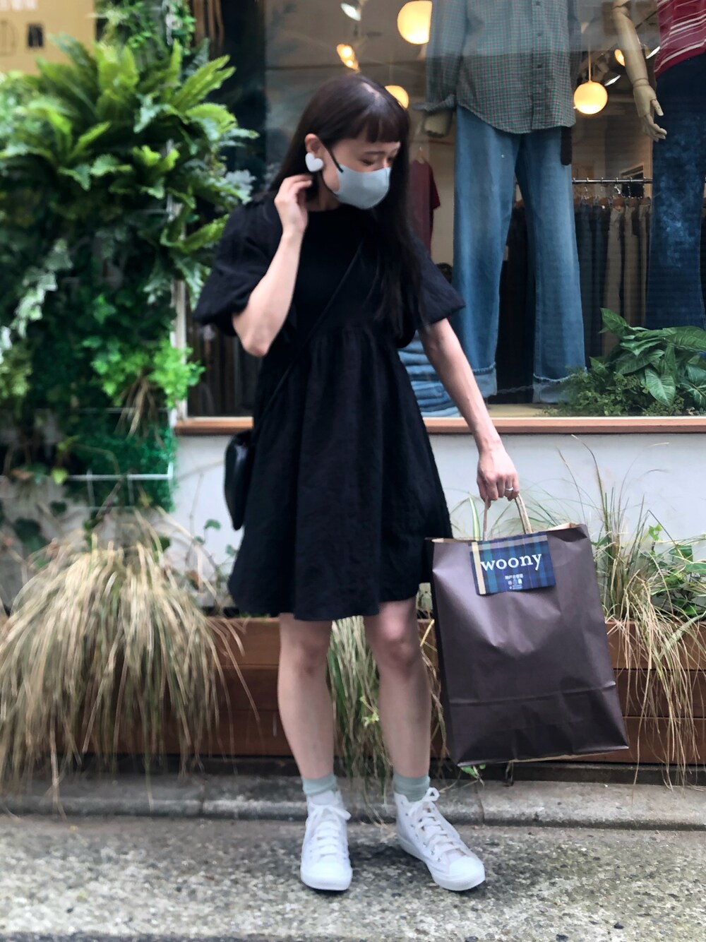 ブラック系のワンピース、ホワイト系のスニーカー、ホワイト系のピアス（両耳用）を着用したレディースの夏コーディネートの1枚目の写真