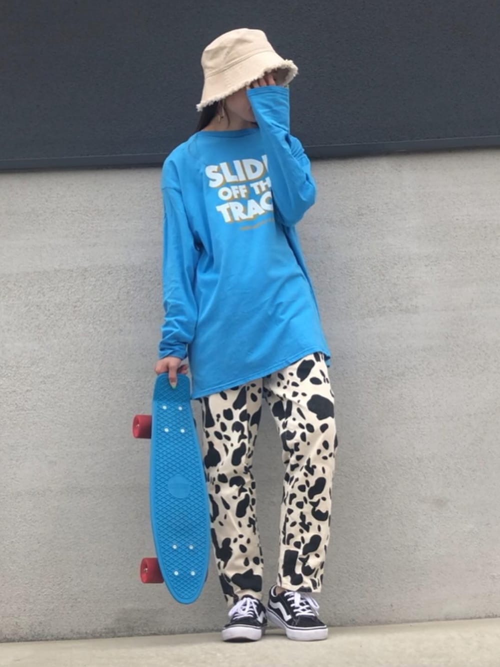 「スケータースタイル、スケボー、penny、ストリート、スニーカーコーデ、VANS、着回しコーデ、ゆるコーデ、カウ柄、ダルメシアン柄、バケットハット、ラフ、ロンT、ロゴT」｜「WEGOのWEGO/フリンジバケットハット（ハット、ホワイト系）」を使った、ᴍ ᴀ ʀ ɪ  さん（レディース・157cm）の春コーディネートの1枚目の写真