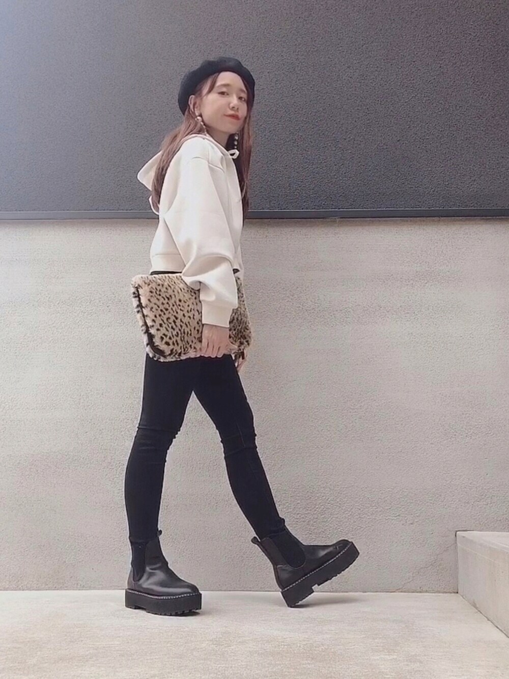 「スウェット、レオパード、クラッチバッグ、H&M、ZARA、モノトーン、大人カジュアル、moussy、サイドゴアブーツ、厚底シューズ、ファー小物、シンプルコーデ、クロップドトップス、黒スキニー、チェルシーブーツ」｜「MOUSSYのHW Rebirth L/BLACK SKINNY（デニムパンツ、ブラック系）」を使った、ᴍ ᴀ ʀ ɪ  さん（レディース・157cm）の秋コーディネートの1枚目の写真