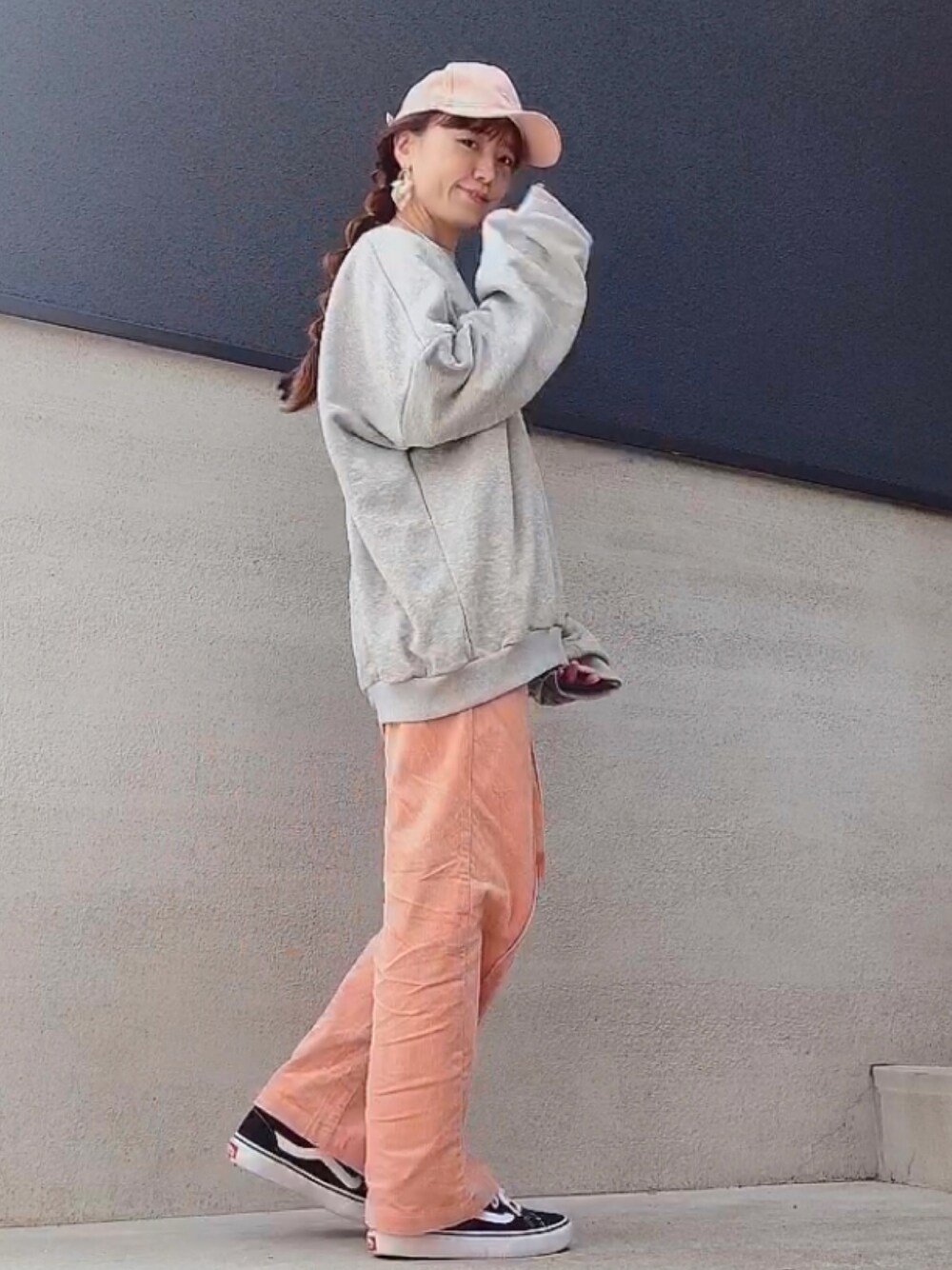 「mite、miteガール、カジュアル、シンプル、ストリート、スウェット、サロペット、グレー、ピンク、VANS、VANS OLDSKOOL、スニーカー、キャップ、スニーカーコーデ、ボリューム袖」｜「miteのアイテム（スウェット、グレー系）」を使った、ᴍ ᴀ ʀ ɪ  さん（レディース・157cm）の春コーディネートの1枚目の写真