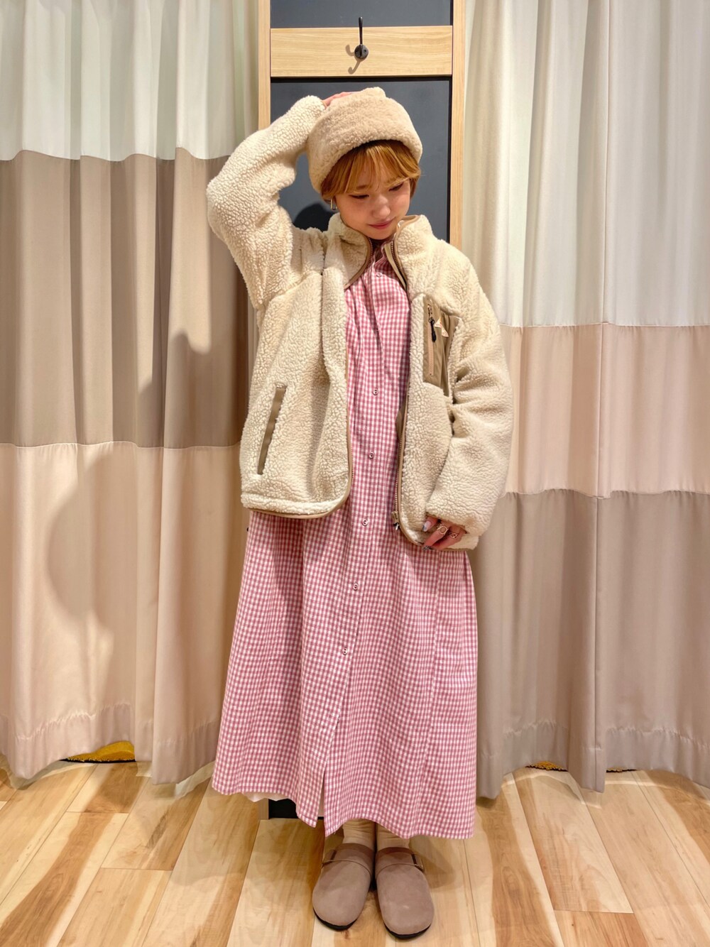 「休日スタイル、お出かけコーデ、低身長、ootd、SM2、Samansa Mos2、いいね、save、フォローお願いします🤑、ショートヘア、冬コーデ、ボアジャケット、ボアコート」｜「Samansa Mos2の脇切替タックワンピース（ワンピース、ピンク系）」を使った、ゆきほさん（レディース・156cm）の冬コーディネートの1枚目の写真