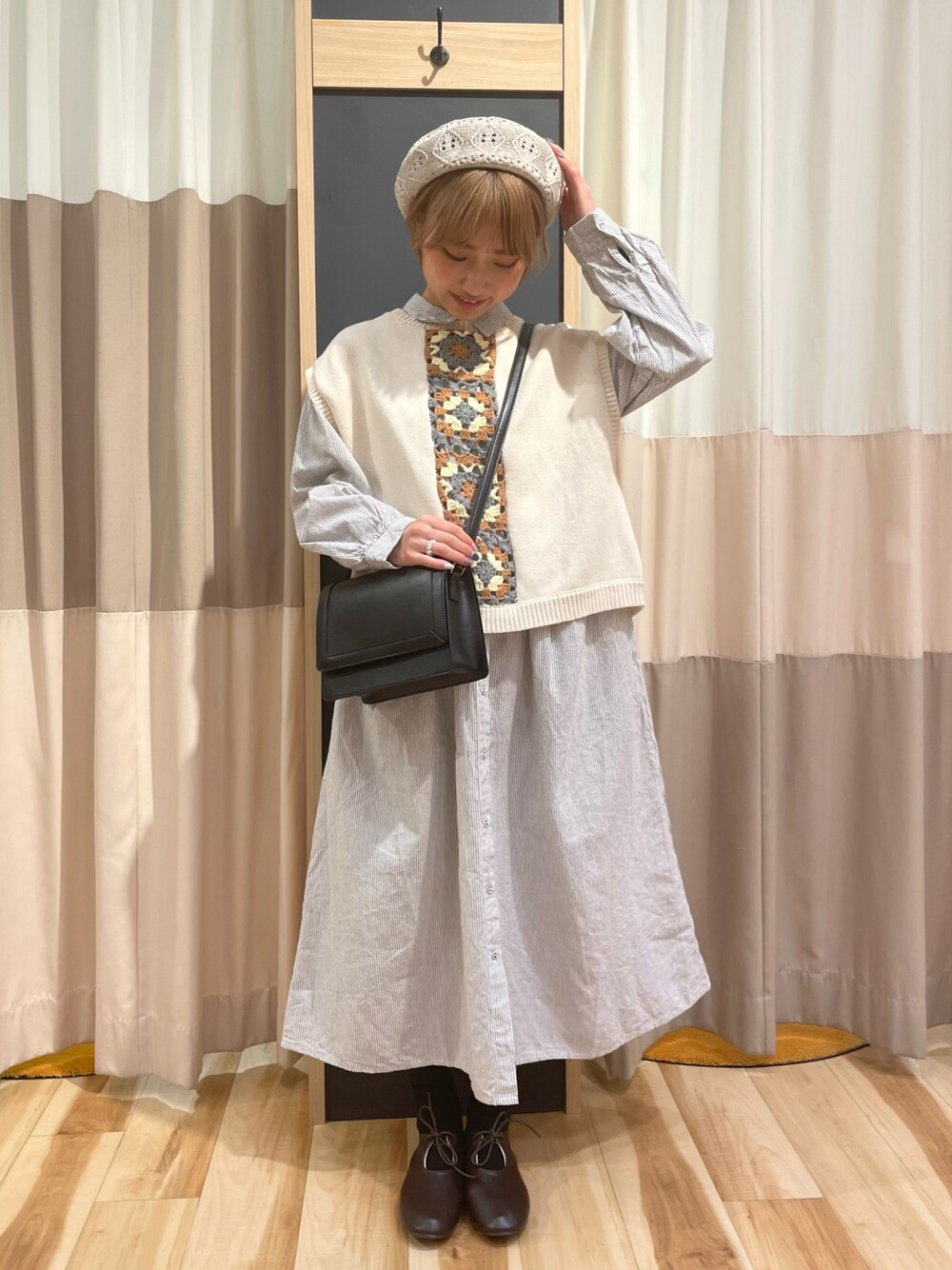 「春、カジュアル、お洒落さんとつながりたい、今日のコーデ、ootd、淡色コーデ、休日コーデ、SM2、シャツワンピ、ストライプ、春コーデ、ベスト、かぎ針編みニット、ナチュラル、いいね、save、フォローお願いします🤑」｜「Samansa Mos2のダイヤ柄編みベレー帽（ハンチング/ベレー帽、ホワイト系）」を使った、ゆきほさん（レディース・156cm）の冬コーディネートの1枚目の写真