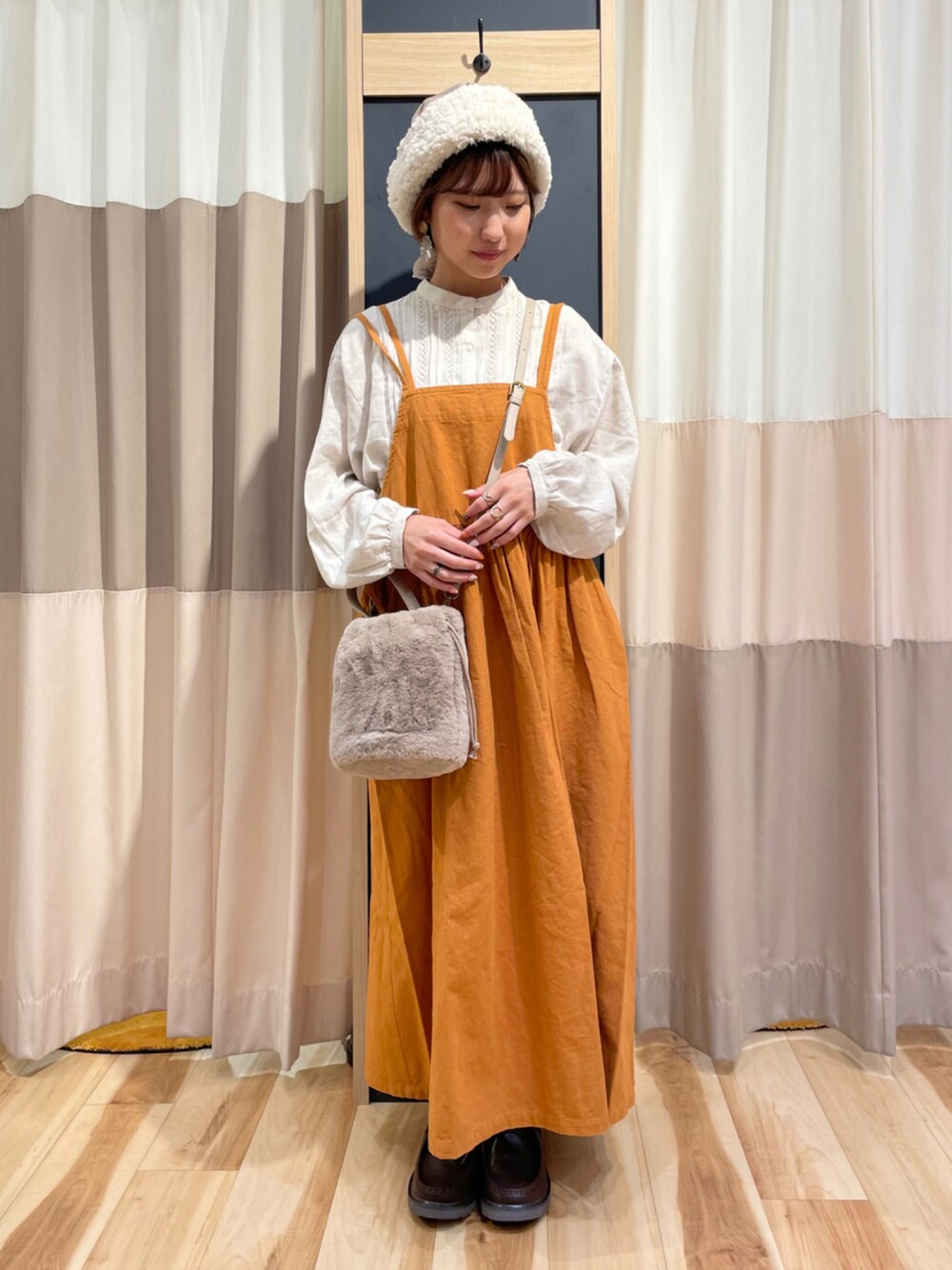 「ブラウス、スタッフコーデ、ナチュラル、SM2、オレンジ、ファー小物、ootd、ナチュラルスタイル、低身長コーデ、サマンサ モスモス(Samansa Mos2)、キャミワンピース、秋コーデ、秋冬コーデ、いいね、save、フォローお願いします🤑、ラブアンドピース2021」｜「Samansa Mos2のチロリアンシューズ（ドレスシューズ、ブラック系）」を使った、ゆきほさん（レディース・156cm）の秋コーディネートの1枚目の写真
