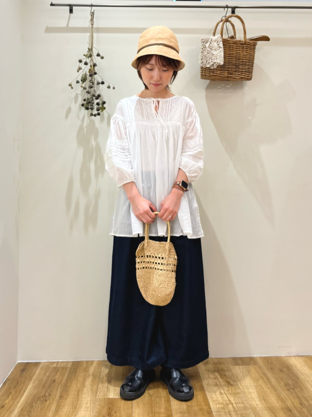 「オトナカジュアル、シンプルスタイル、春夏コーデ、ootd、夏コーデ、春服コーデ、おでかけコーデ、デニムコーデ、ラクチンコーデ」｜「Samansa Mos2の【UVカット/消臭効果】ラフィアバックリボンスリットハット（ハット、ブラウン系）」を使った、ゆきほさん（レディース・156cm）の春コーディネートの1枚目の写真