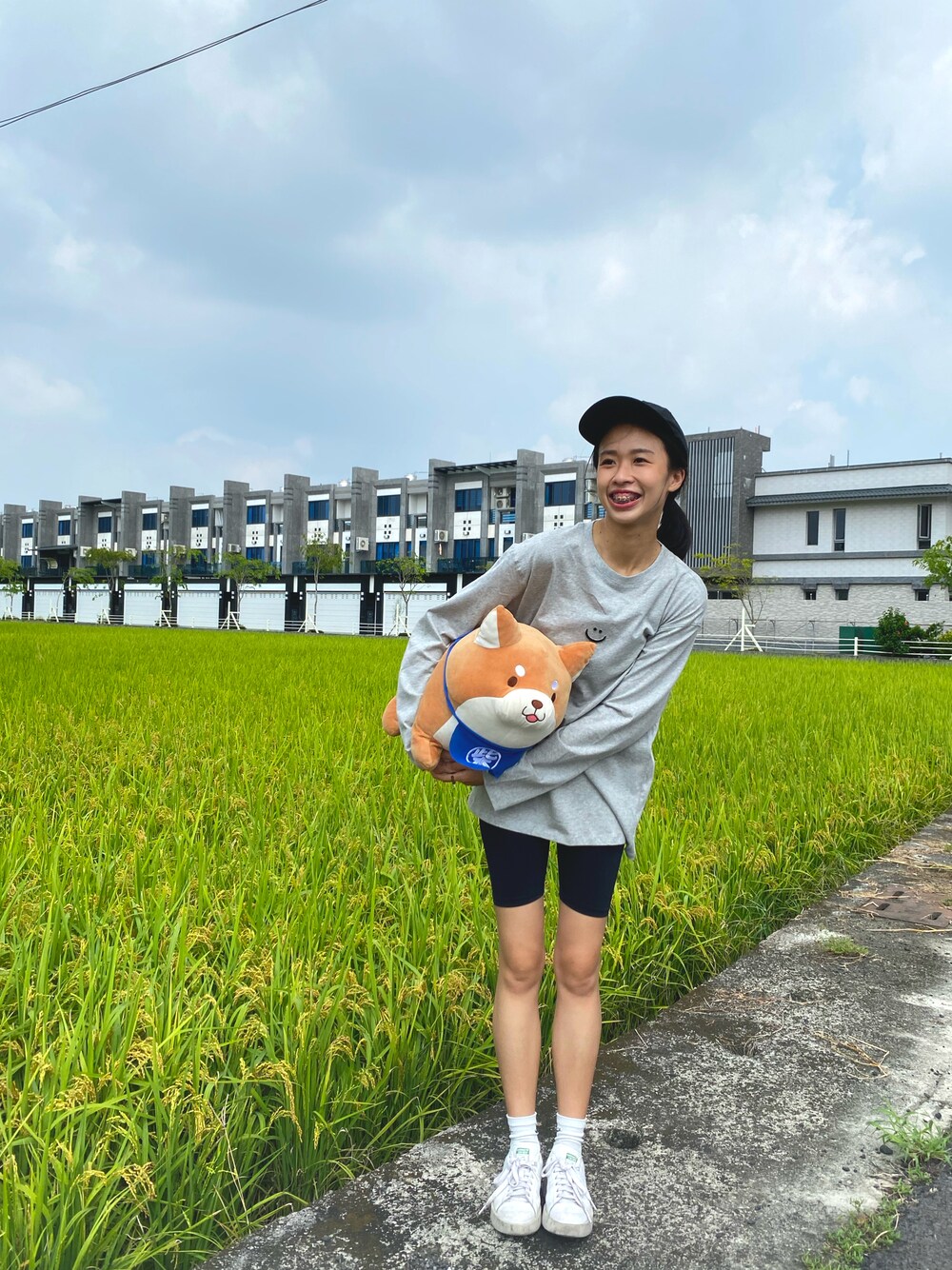 「ootd、街頭穿搭、台灣、屏東、Taiwan、pingtung」｜「boliのアイテム（Tシャツ/カットソー、グレー系）」を使った、Olga    chienさん（レディース・163cm）の秋コーディネートの1枚目の写真