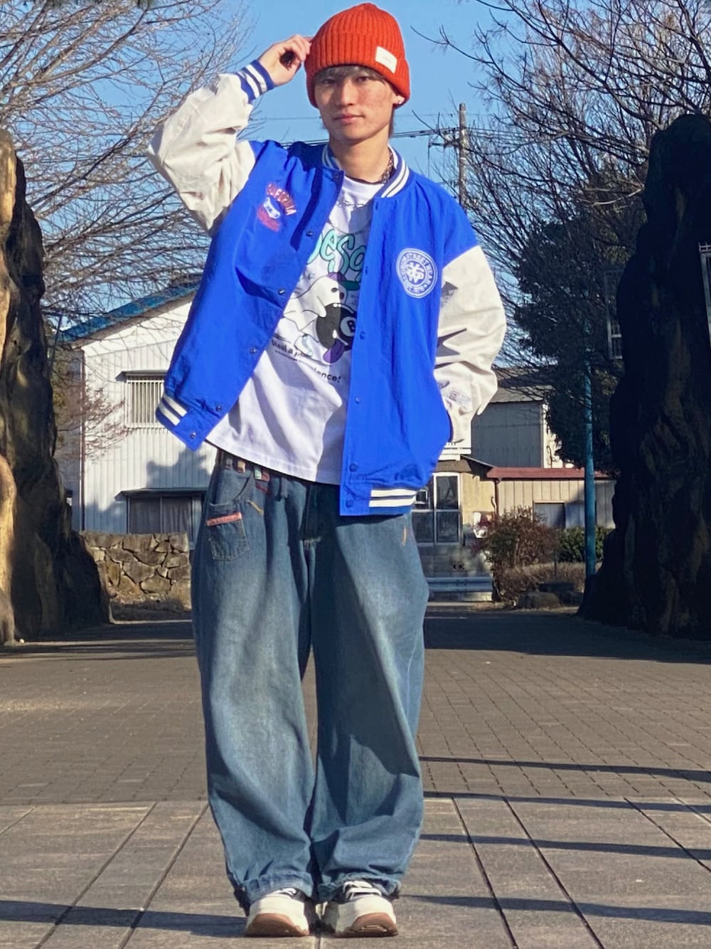 「スタジャン、スタジャンコーデ、ニット帽コーデ、ニット帽、ロゴT、ロゴスウェット、デニムパンツ、春コーデ、春アウター、春のおしゃ見えテクニック、春色、ストリートコーデ、春のNewスタイル、春服デビュー宣言、差し色」｜「CONVERSEのALL STAR (R) TREKWAVE OX　31310080（スニーカー、ブラック系）」を使った、ゆーすけさん（メンズ・166cm）の冬コーディネートの1枚目の写真