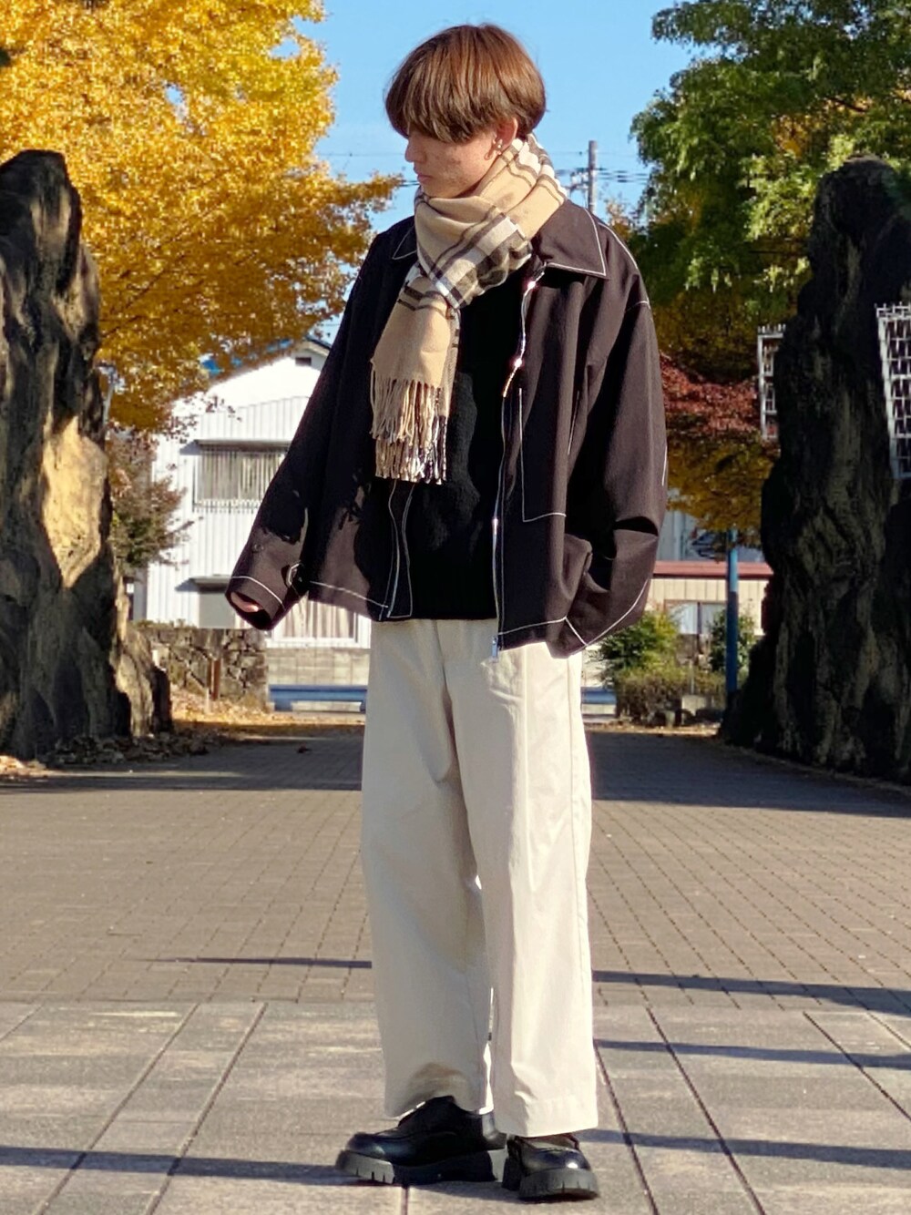 「白パンツ、ローファー、チェックマフラー、チェック柄に恋してる、チェック、チェック柄、チェックストール、マフラーぐるぐる、マフラー、ショート丈、ブルゾン」｜「shiki tokyoのHigh sole volume loafers  / ハイソールボリュームローファー（ローファー、ブラック系）」を使った、ゆーすけさん（メンズ・166cm）の冬コーディネートの1枚目の写真