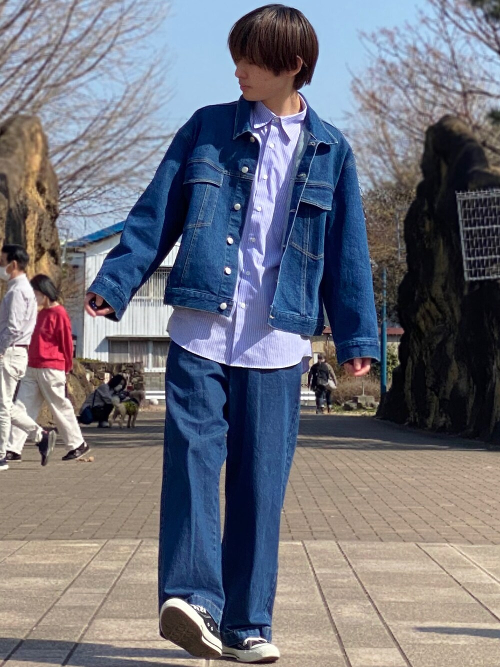 「ブルーシャツ、デニムパンツ、デニム、デニムジャケット、ワイドデニム、converse、セットアップ風、セットアップ、ショート丈、低身長、低身長コーデ、低身長男子、春アウター、ワントーンコーデ、ストライプシャツ」｜「LILLのショート丈ワイドストレッチデニムジャケット Gジャン（デニムジャケット、ブルー系）」を使った、ゆーすけさん（メンズ・166cm）の春コーディネートの1枚目の写真