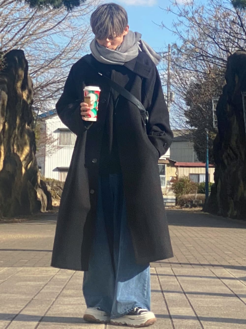 「グラデーション、ロングコート、コートコーデ、コート、マフラー、マフラーぐるぐる、マフラーコーデ、真冬のあったかスタイル、グラデーションデニム、冬コーデ、冬、冬のコーデ、冬アウター」｜「CLELの【CLEL】Tech Melton Loose Soutien Collar Coat/テックメルトン ルーズステンカラーコート（ステンカラーコート、ブラック系）」を使った、ゆーすけさん（メンズ・166cm）の冬コーディネートの1枚目の写真
