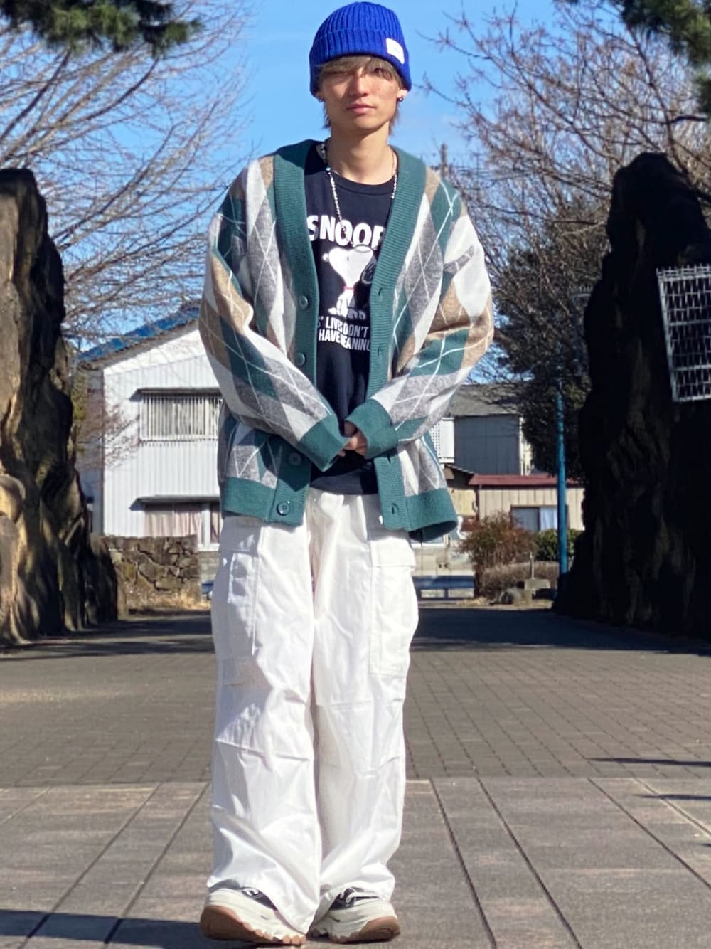 「カーゴパンツ、カーディガン、カーディガンコーデ、ニット帽、白パンツ、スヌーピー、アーガイル柄、春色、春カラー、春服コーデ」｜「GUのアイテム（カーゴパンツ、ホワイト系）」を使った、ゆーすけさん（メンズ・166cm）の冬コーディネートの1枚目の写真