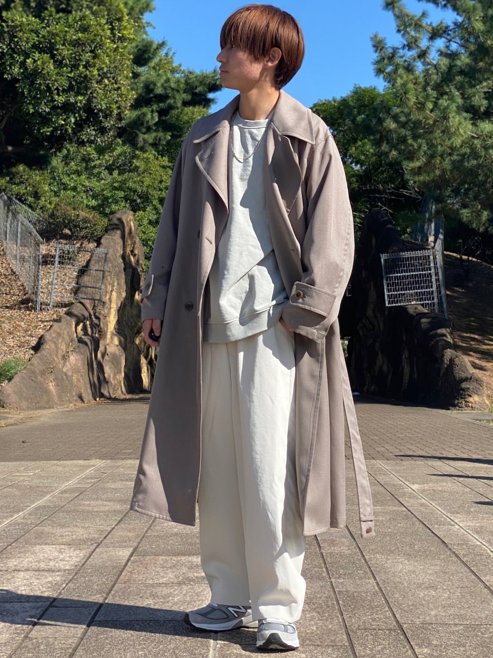 「トレンチコート、ファッションを楽しもう、秋冬コーデ、New Balance、白パンツ、秋服まるっと大公開、WYM、WYM LIDNM、くすみカラー、ペールトーン」｜「NEW BALANCEのNEW BALANCE / M990 V5 EX（スニーカー、グレー系）」を使った、ゆーすけさん（メンズ・166cm）の秋コーディネートの1枚目の写真