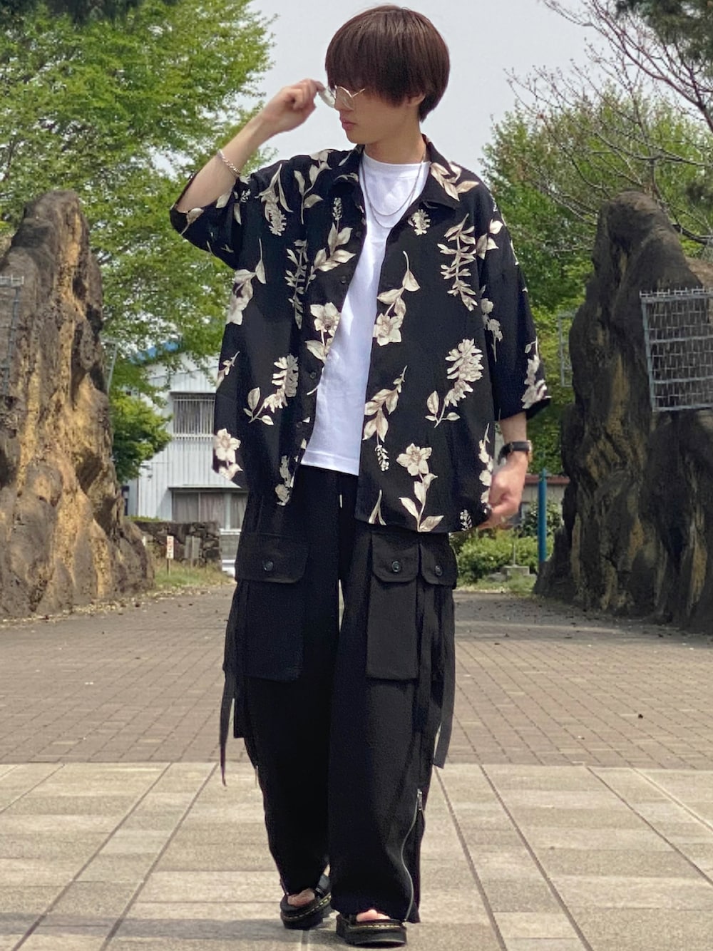 「夏コーデ、柄シャツ、カーゴパンツ、サンダルコーデ、サンダル、シャツコーデ、シャツスタイル、サングラス、サングラススタイル」｜「CASPER JOHNのParachute slacks/パラシュートスラックス（カーゴパンツ、ブラック系）」を使った、ゆーすけさん（メンズ・166cm）の春コーディネートの1枚目の写真
