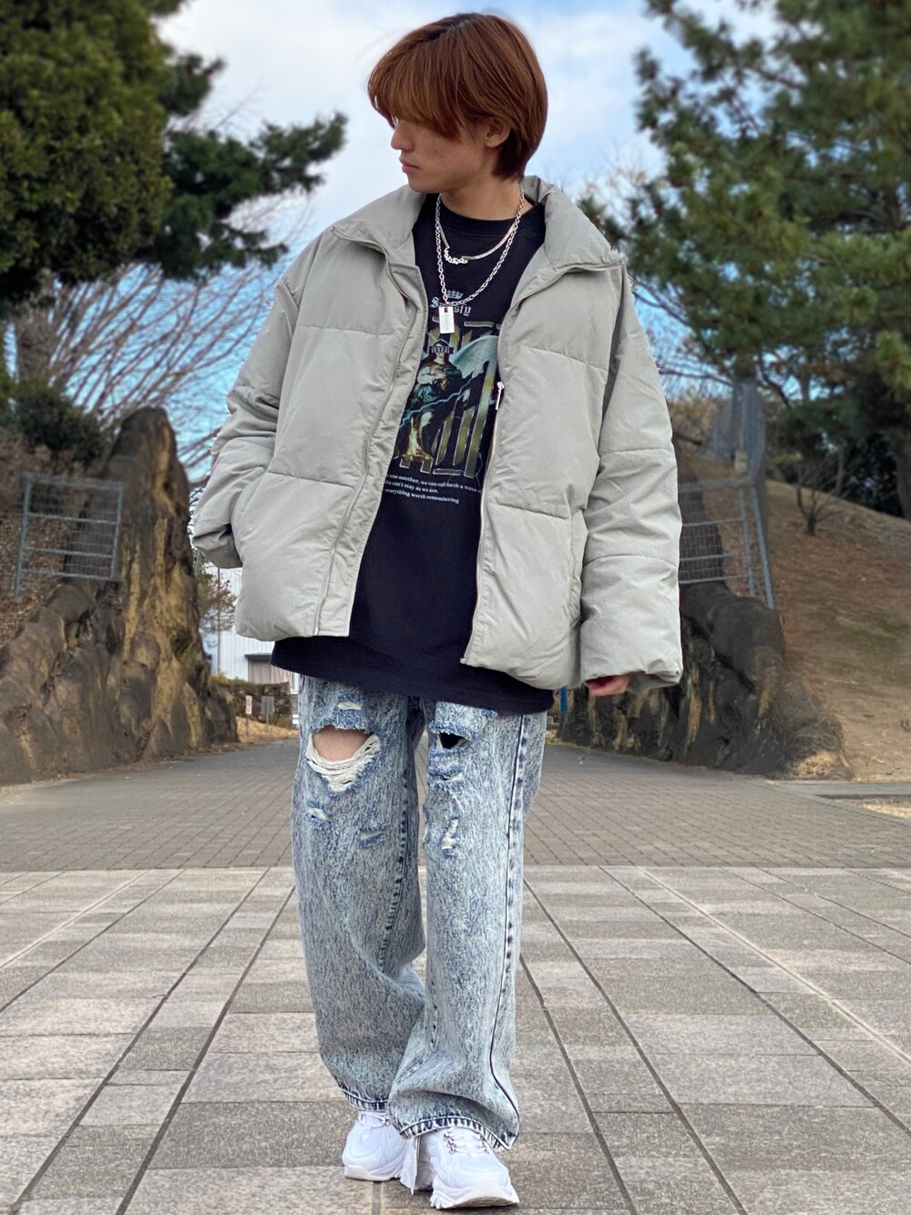 「ストリート、ストリートコーデ、ストリートMIX、スポーツmix、スポーツミックス、adrer、ADRER、バンT、ロゴT、冬コーデ、ダウンジャケット、ダウン、デニム、ダメージデニム、白スニーカー」｜「ADRERの【ADRER】ヴィンテージメイクワイドテーパードデニム（デニムパンツ、ブルー系）」を使った、ゆーすけさん（メンズ・166cm）の冬コーディネートの1枚目の写真