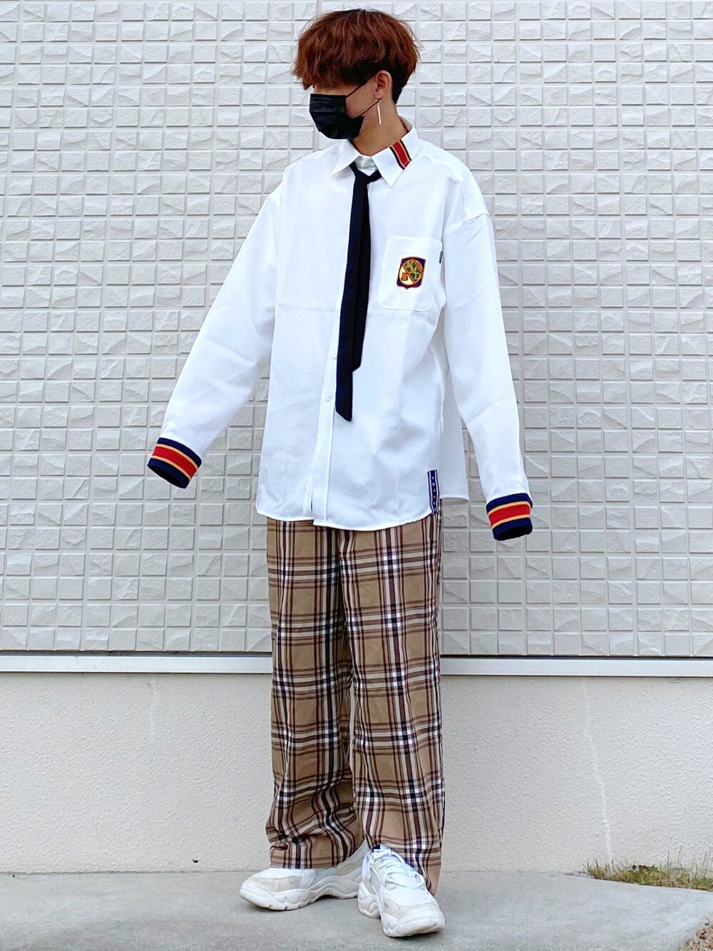 「シャツ、白シャツ、チェックパンツ、韓国、ネクタイ、白スニーカー、低身長コーデ、韓国ブランド、韓国ファッション、韓国スタイル、BTS、韓国コーデ、オーバーシャツ、韓国好きな人と繋がりたい」｜「23.65の23.65（イーシプサムチョンユクオ)V2スニーカー（スニーカー、グレー系）」を使った、ゆーすけさん（メンズ・166cm）の秋コーディネートの1枚目の写真