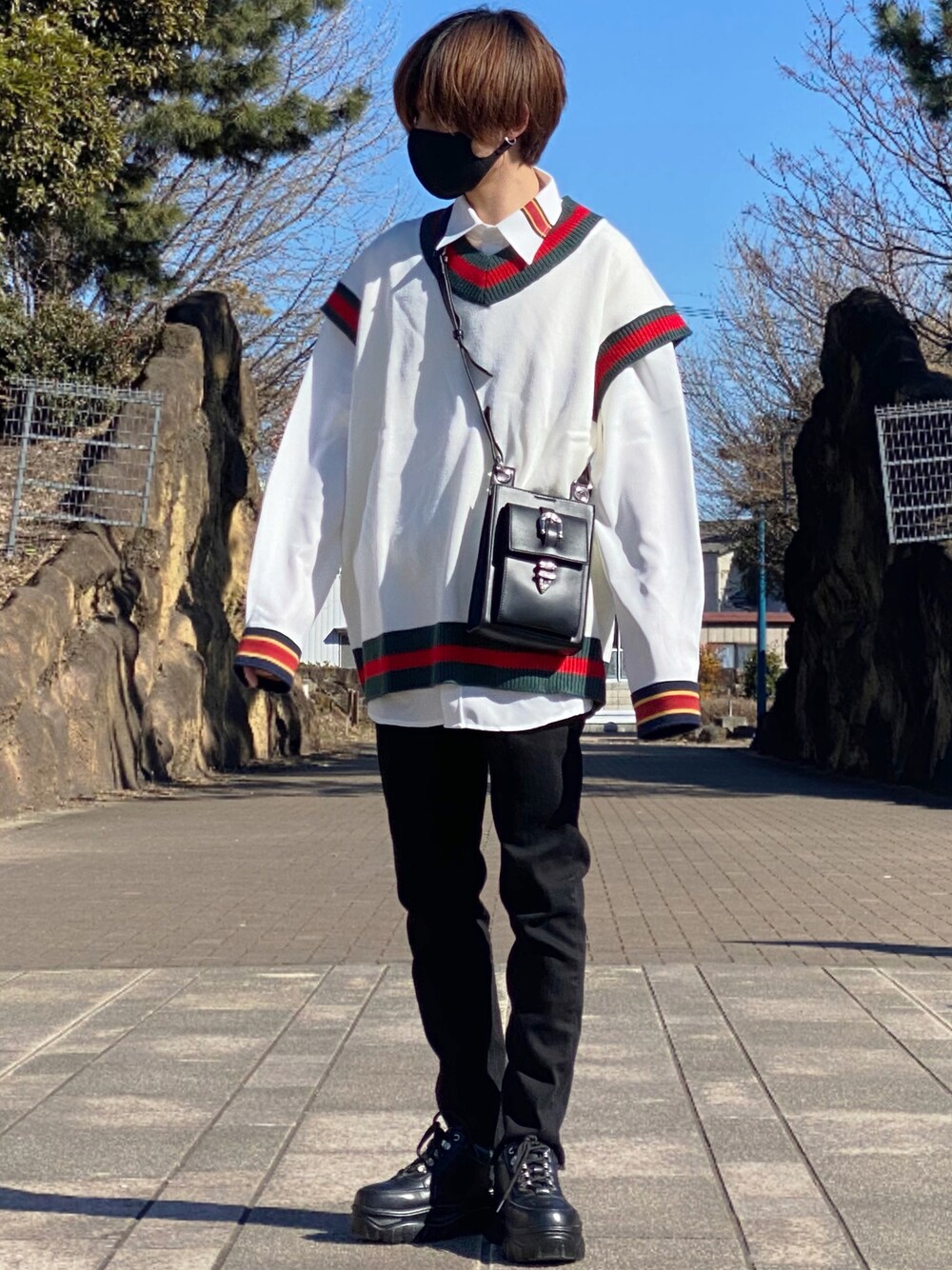 「韓国ファッション、韓国コーデ、ニットベスト、ダッドスニーカー、厚底シューズ、厚底スニーカー、レイヤードスタイル」｜「EDELのEDEL - ハイウエストカットオフデニムパンツ（デニムパンツ、ブラック系）」を使った、ゆーすけさん（メンズ・166cm）の春コーディネートの1枚目の写真