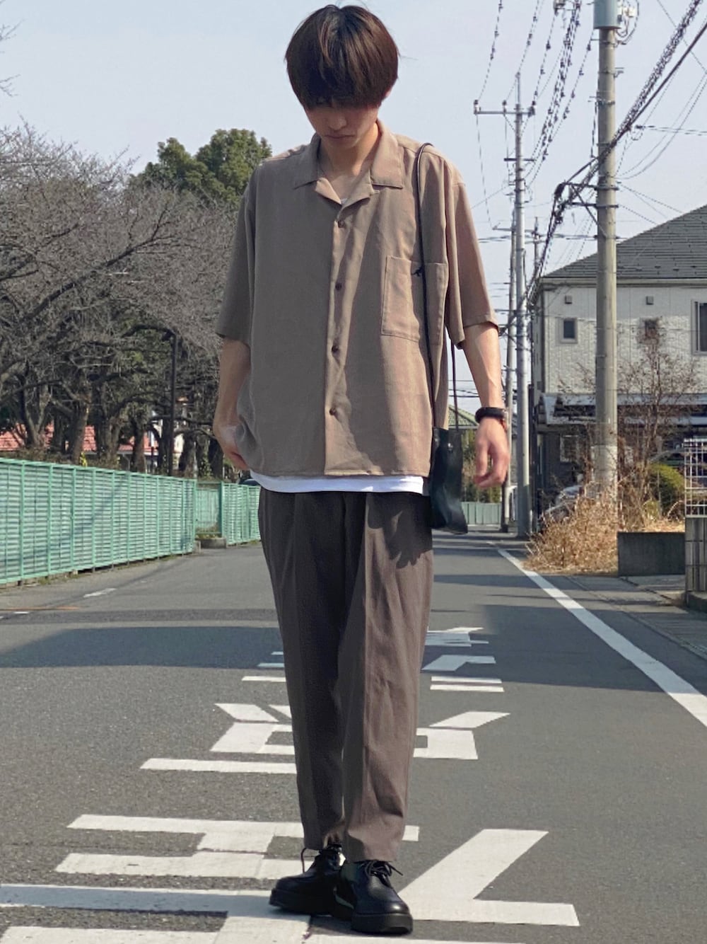 「オープンカラーシャツ、ブラウン、ブラウンコーデ、ブラウンパンツ、ブラウン色に染まれ、革靴、夏コーデ、同系色コーデ、ワントーンコーデ、ワントーン、カンゴール、WYM、WYM LIDNM、KANGOL、ベージュコーデ」｜「WYM LIDNMの【WYM LIDNM】SHARK SOLE COMBINATION SHOES（ドレスシューズ、ブラック系）」を使った、ゆーすけさん（メンズ・166cm）の春コーディネートの1枚目の写真